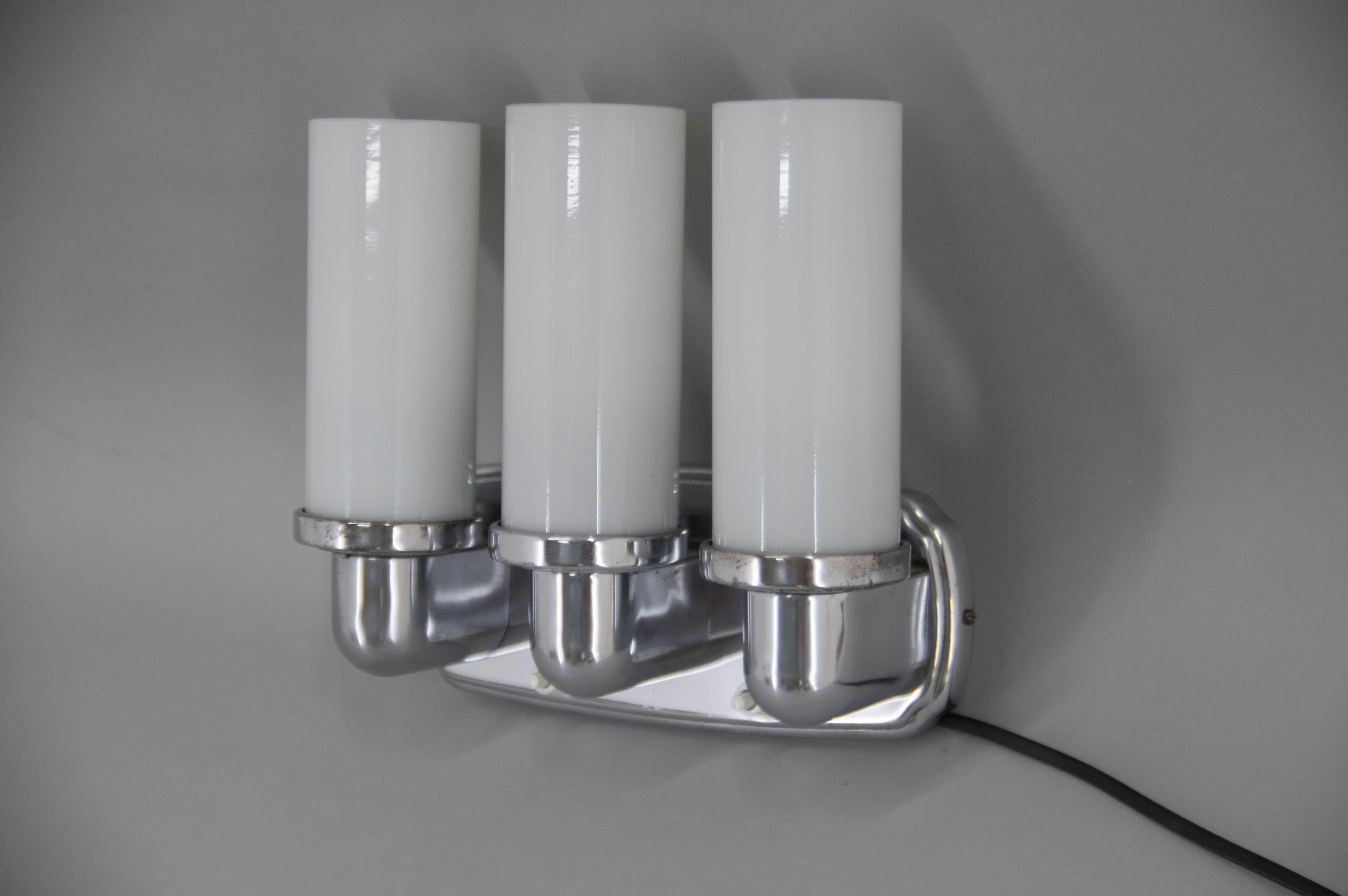 Unique tubular Art Deco wall light with three opaline glass shades.
Glass in perfect condition.
Cleaned, polished and rewired.
Two separate switches - one or two or all lights can be on.
3xE12-E14 bulbs
US wiring compatible
Shipping quote on request.