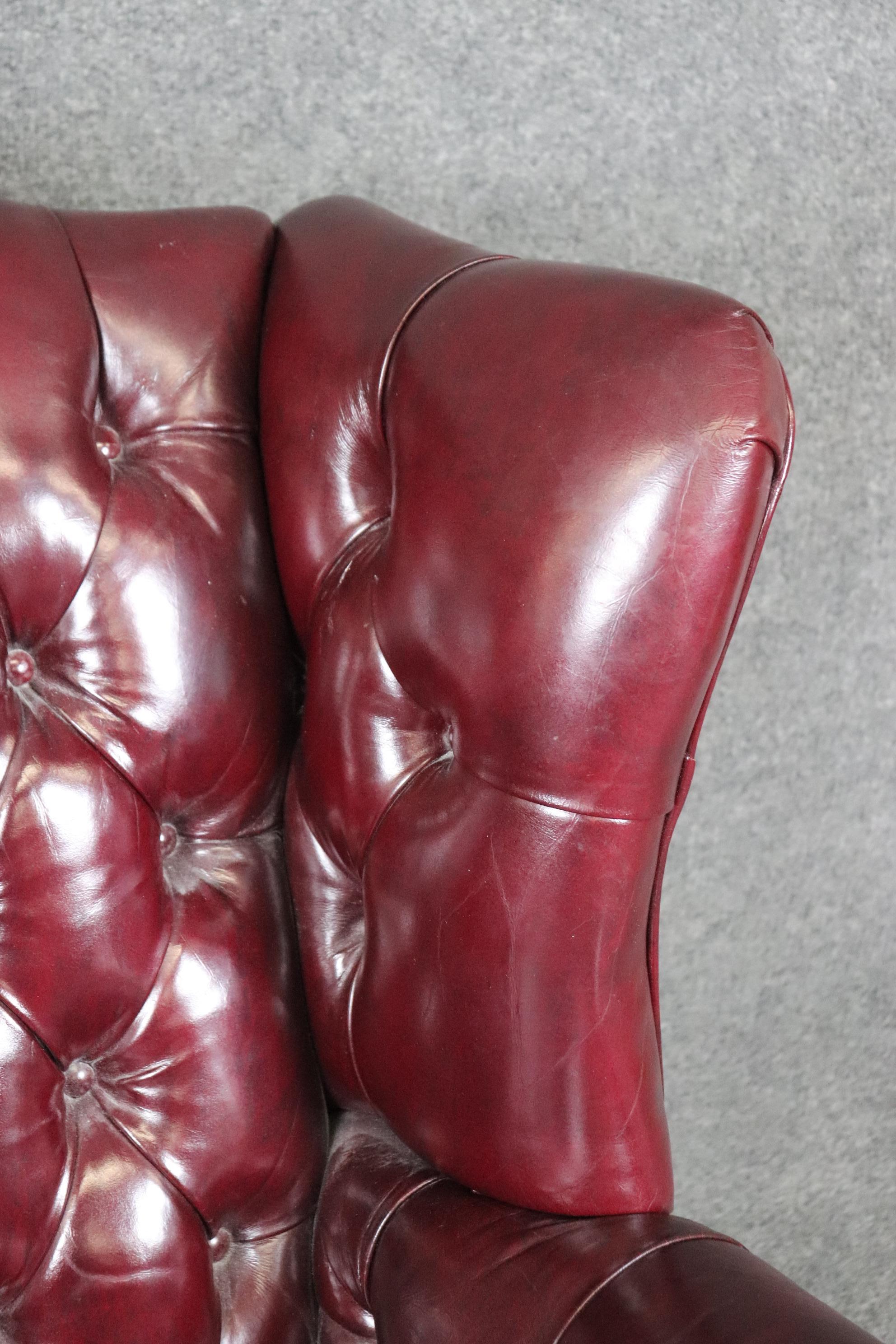 Rare fauteuil à oreilles Chippendale en cuir bourgogne touffeté avec boule et griffes 4