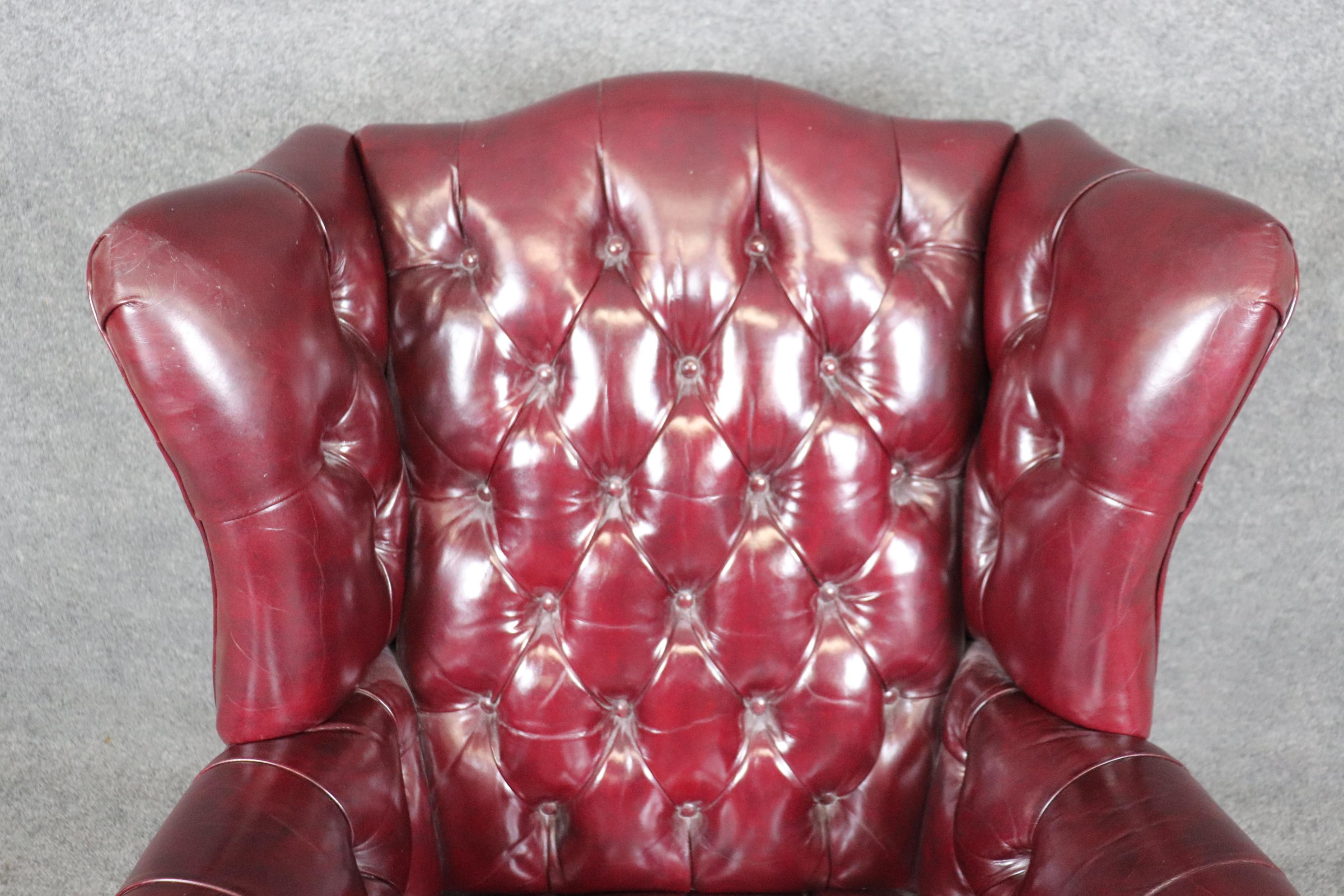 Rare fauteuil à oreilles Chippendale en cuir bourgogne touffeté avec boule et griffes 5