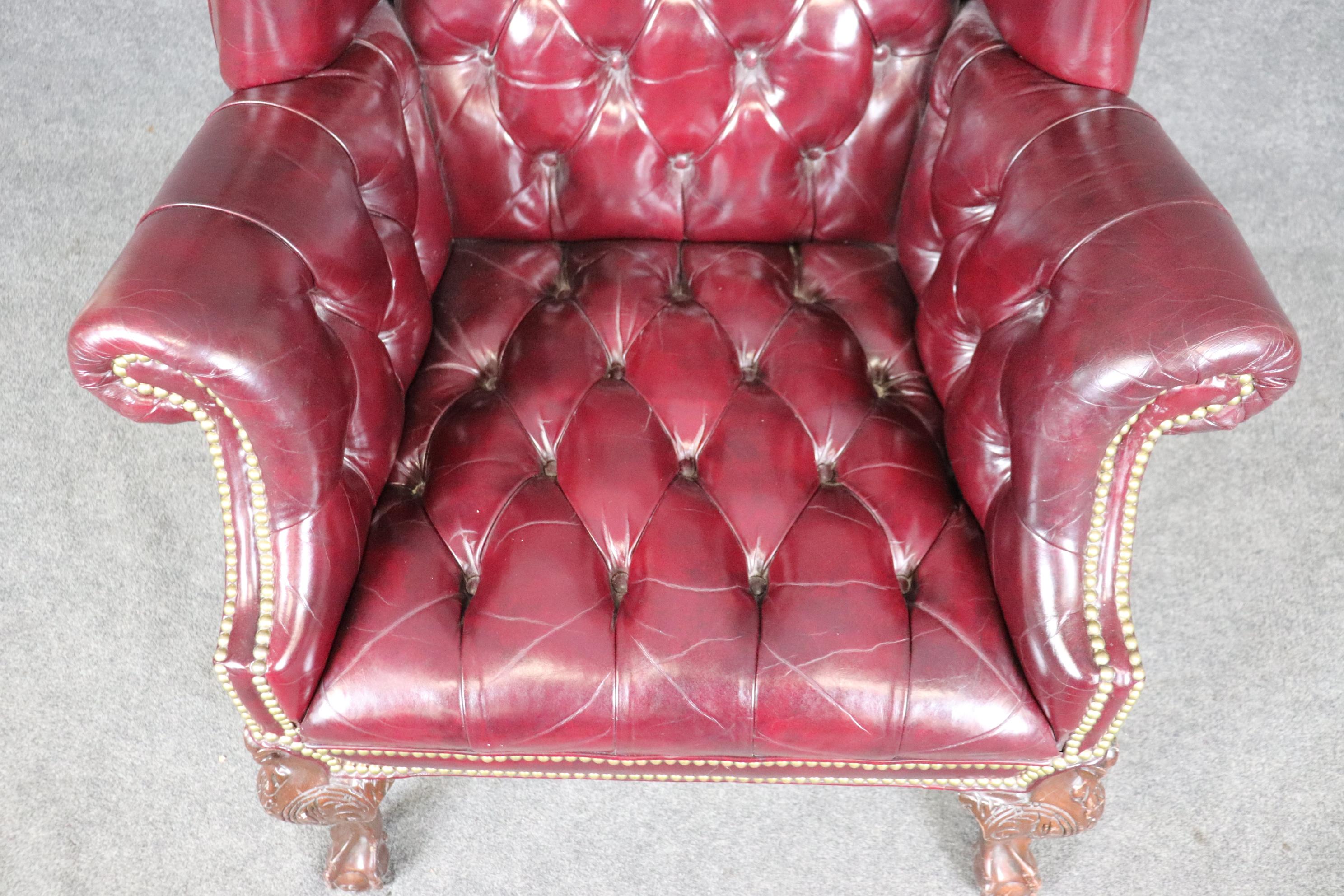 Rare fauteuil à oreilles Chippendale en cuir bourgogne touffeté avec boule et griffes 6