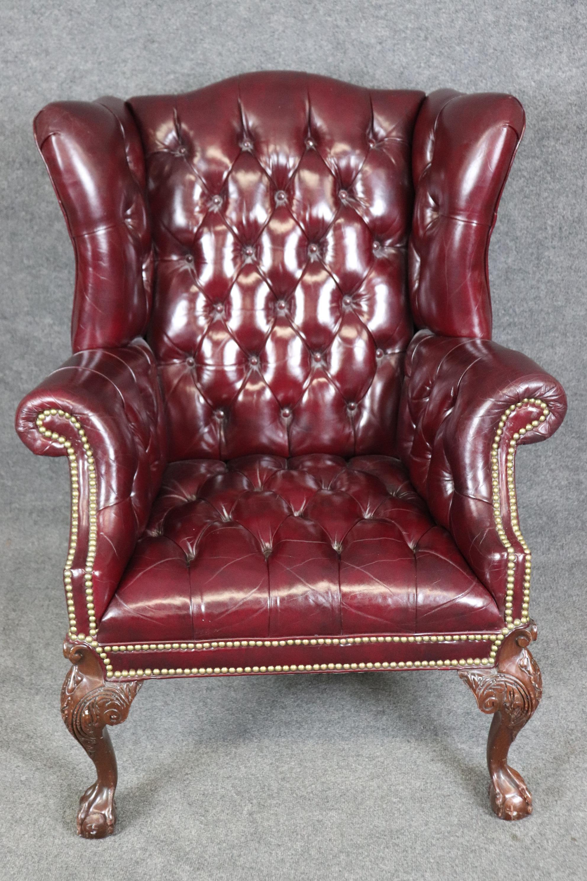 Cette chaise présente tous les attributs de Hancocks & Moore en termes de style et de qualité du cuir bordeaux pleine fleur poli. La chaise est en bon état et présente de magnifiques pieds boules et griffes en acajou ainsi qu'un cuir magnifiquement