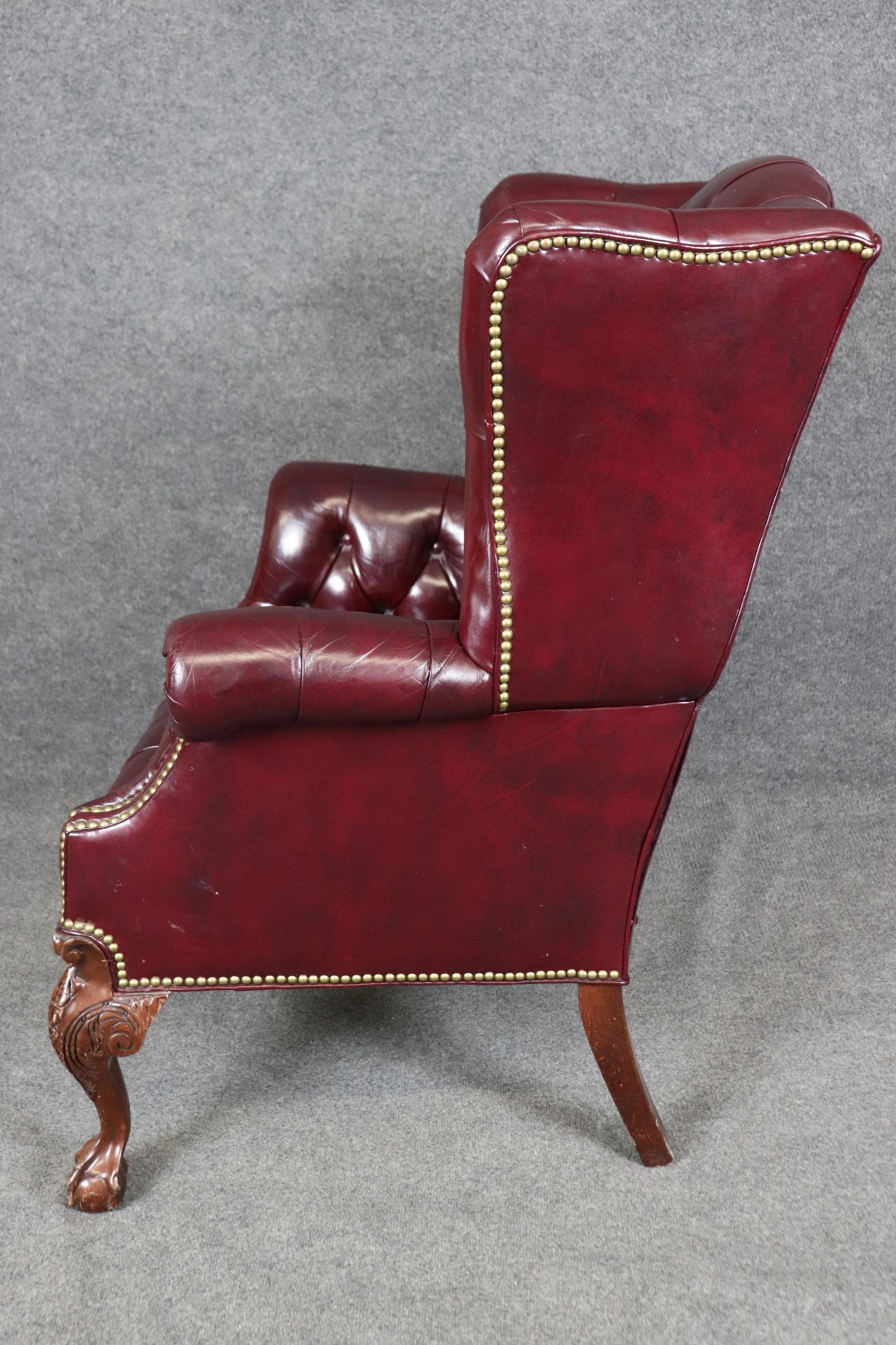 Américain Rare fauteuil à oreilles Chippendale en cuir bourgogne touffeté avec boule et griffes