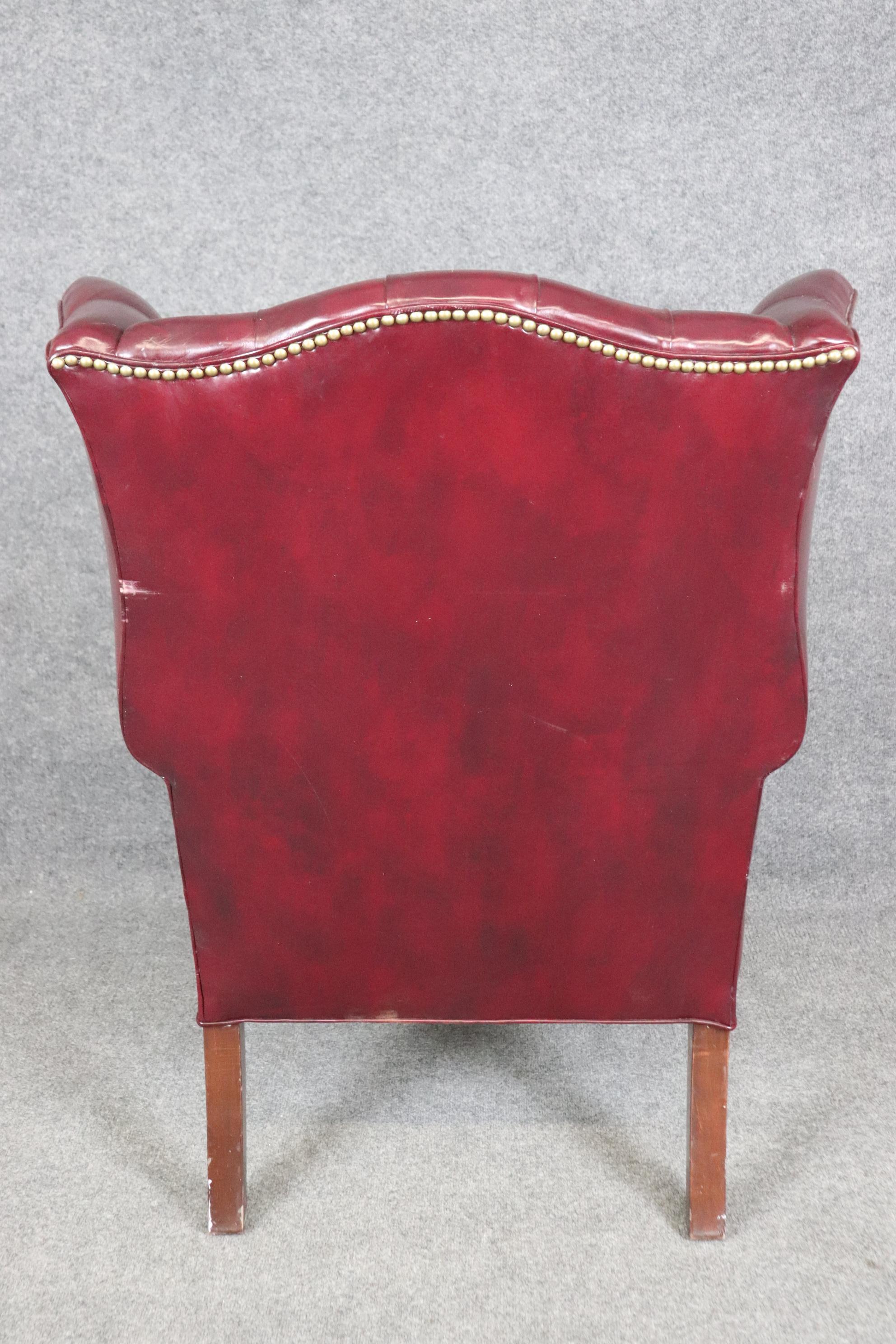 Rare fauteuil à oreilles Chippendale en cuir bourgogne touffeté avec boule et griffes Bon état à Swedesboro, NJ