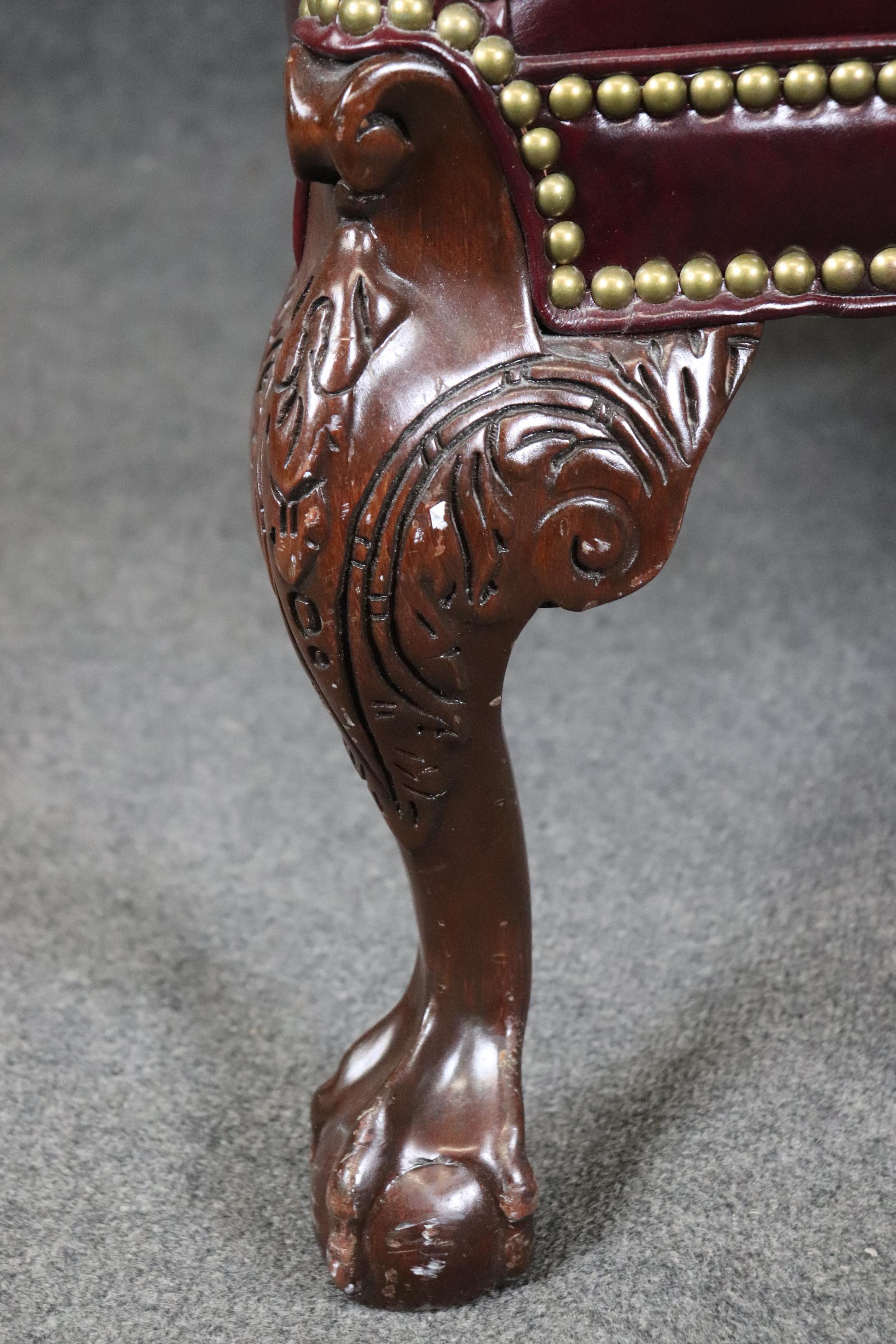 Rare fauteuil à oreilles Chippendale en cuir bourgogne touffeté avec boule et griffes 2