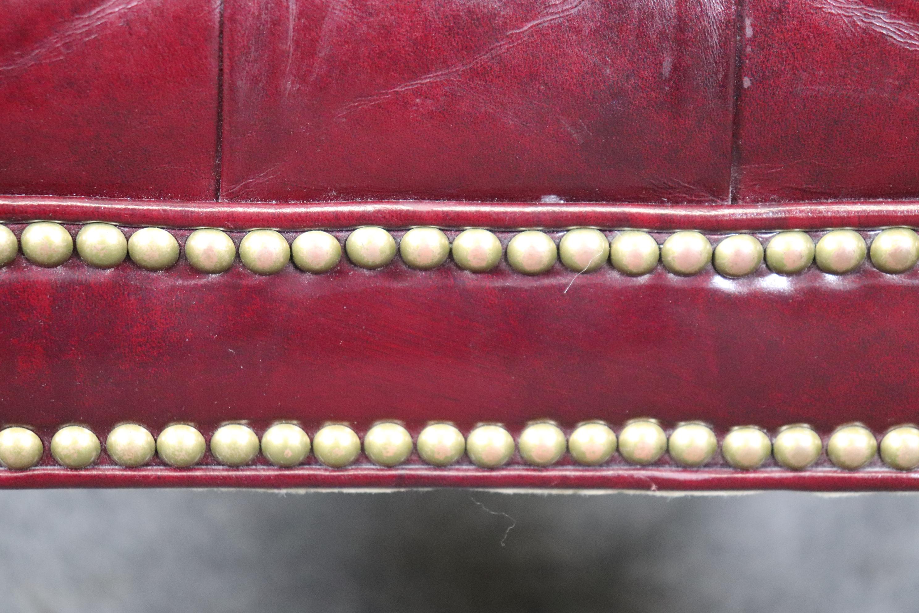 Rare fauteuil à oreilles Chippendale en cuir bourgogne touffeté avec boule et griffes 3