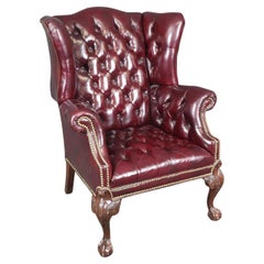 Silla de orejas Chippendale con patas de bola y garra, de cuero borgoña acolchado, poco común
