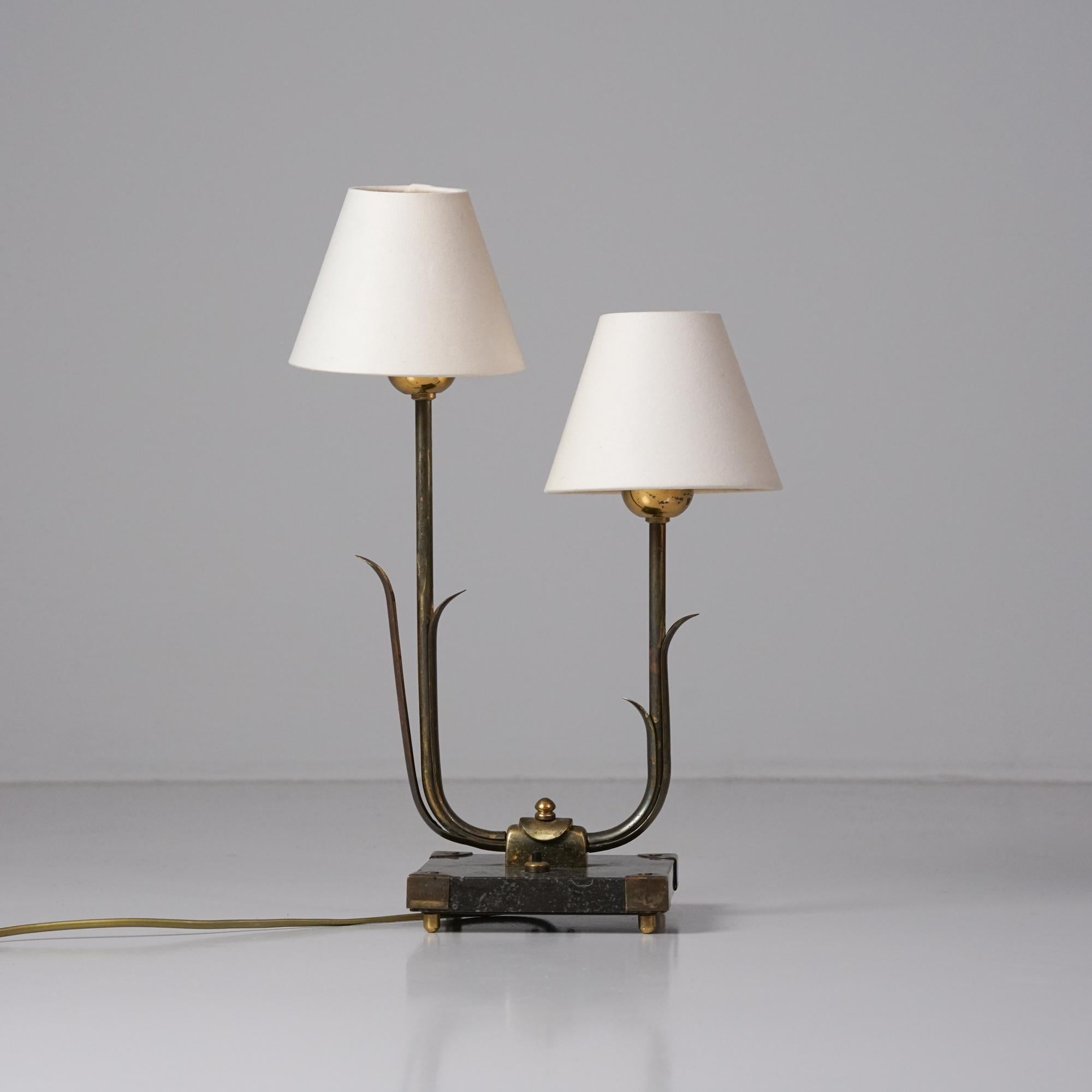 Rara lámpara de mesa de dos brazos, fabricada por Valinte Oy, década de 1950. Estructura de mármol y latón, pantallas de tela. Marcado. Buen estado vintage, pátina menor acorde con la edad y el uso. 