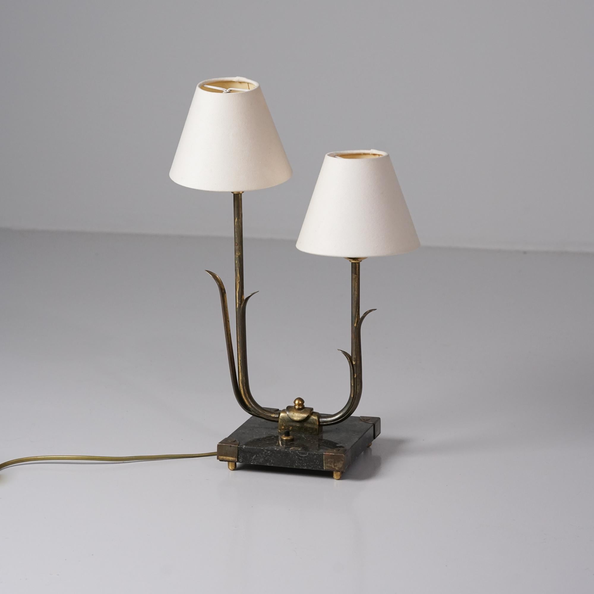 Rara lámpara de mesa orgánica de dos brazos, Valinte Oy, años 50 Escandinavo moderno en venta