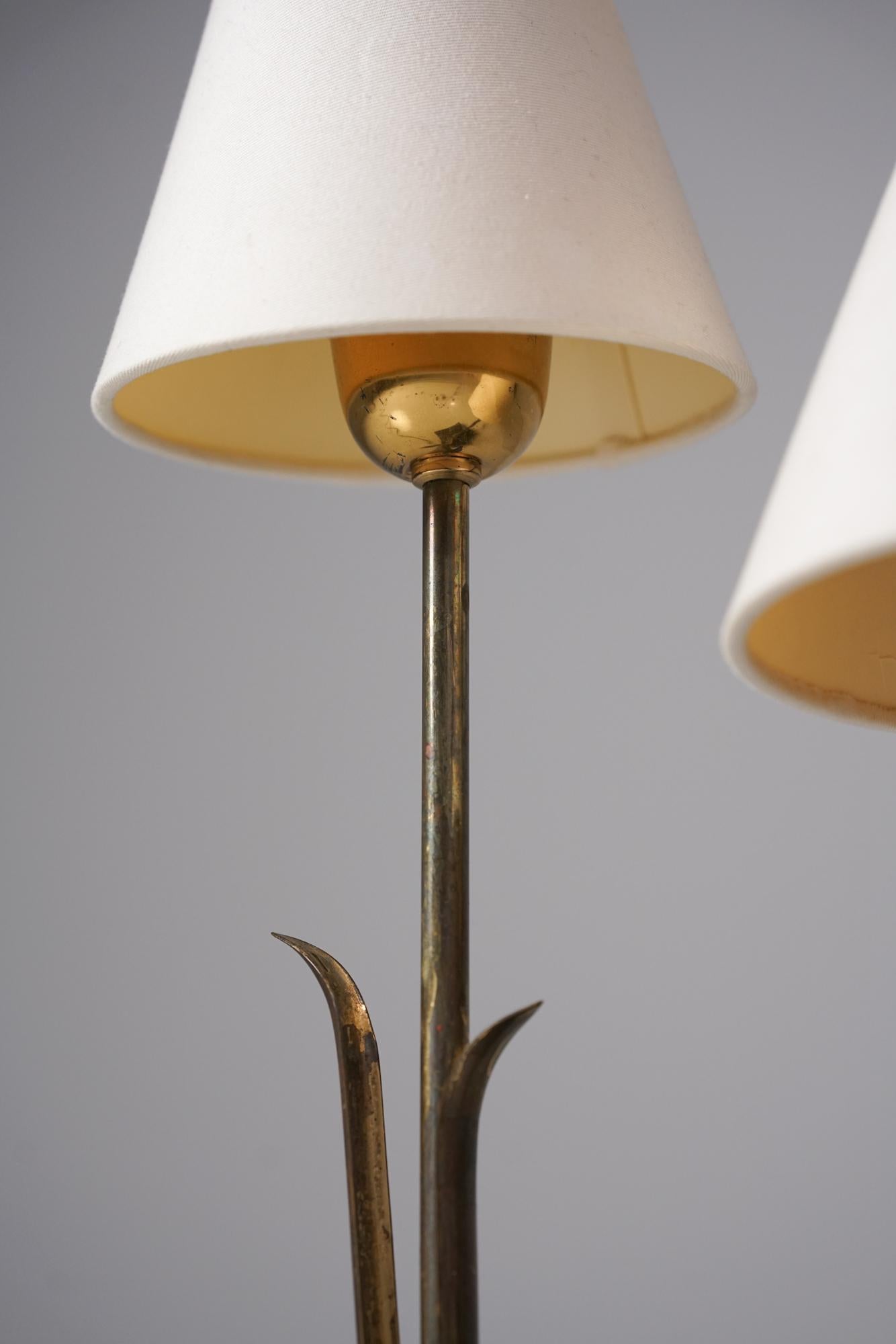 Rara lámpara de mesa orgánica de dos brazos, Valinte Oy, años 50 Finlandés en venta