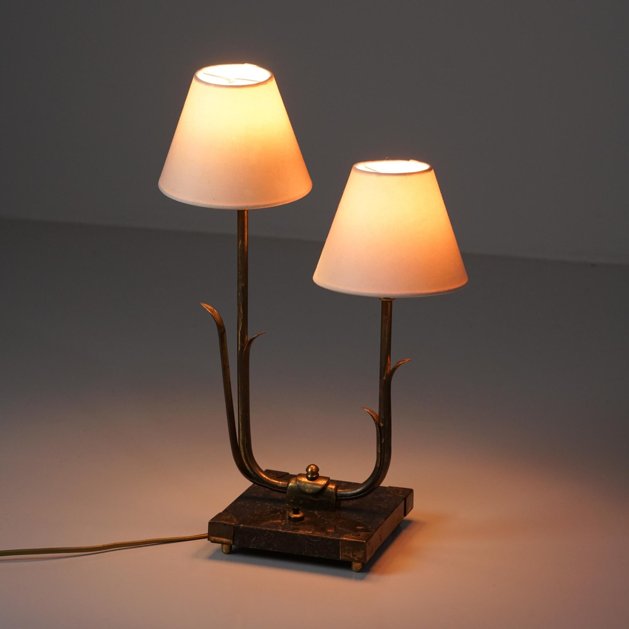 Rara lámpara de mesa orgánica de dos brazos, Valinte Oy, años 50 Latón en venta