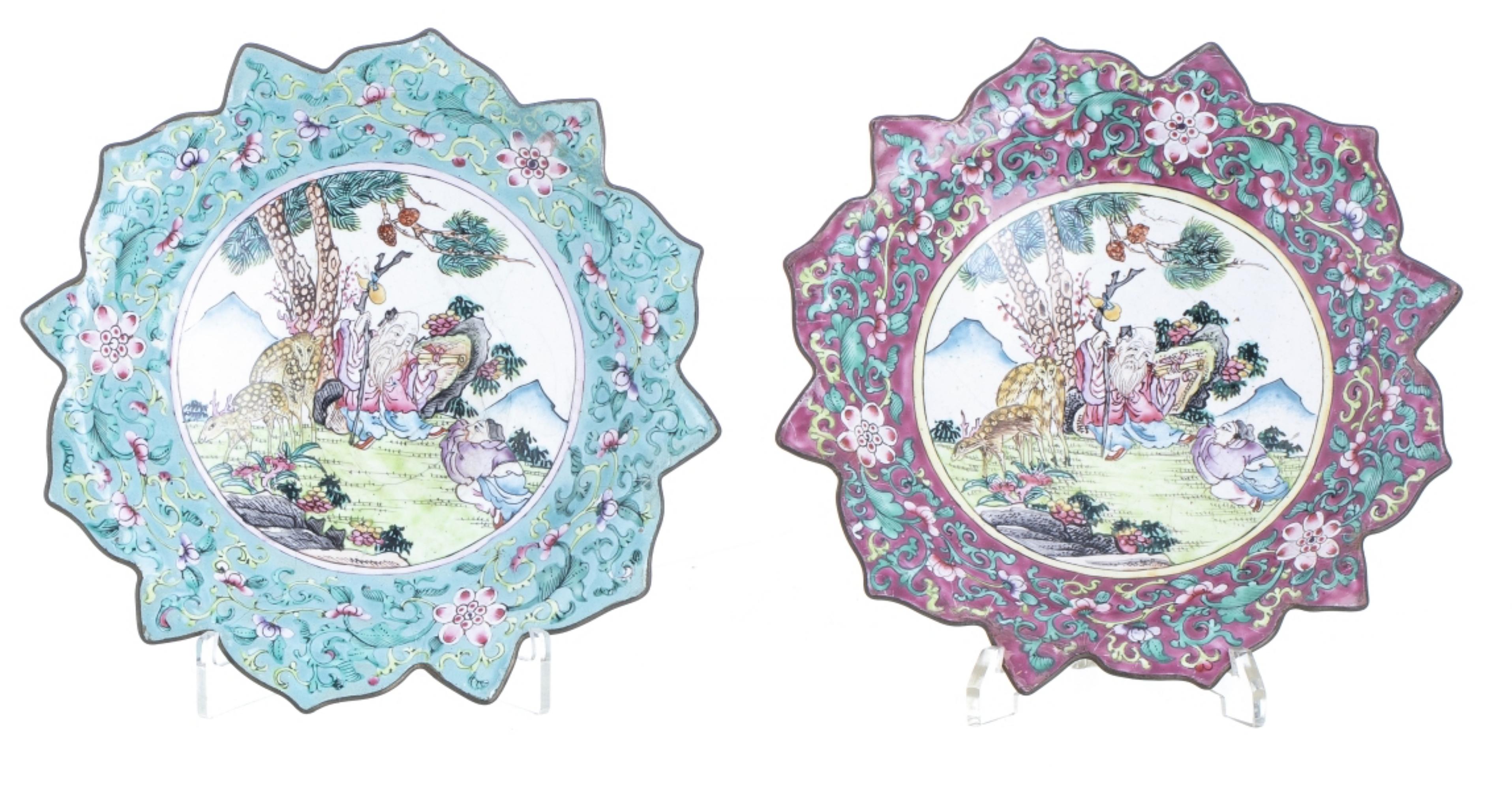 Rare deux plaques découpées.

Chinois, XVIIe siècle
en métal émaillé cloisonné, décoré de motifs floraux avec au centre une réserve avec un paysage oriental représentant des personnages et des animaux. 
Petites restaurations. 
Diamètre : 19