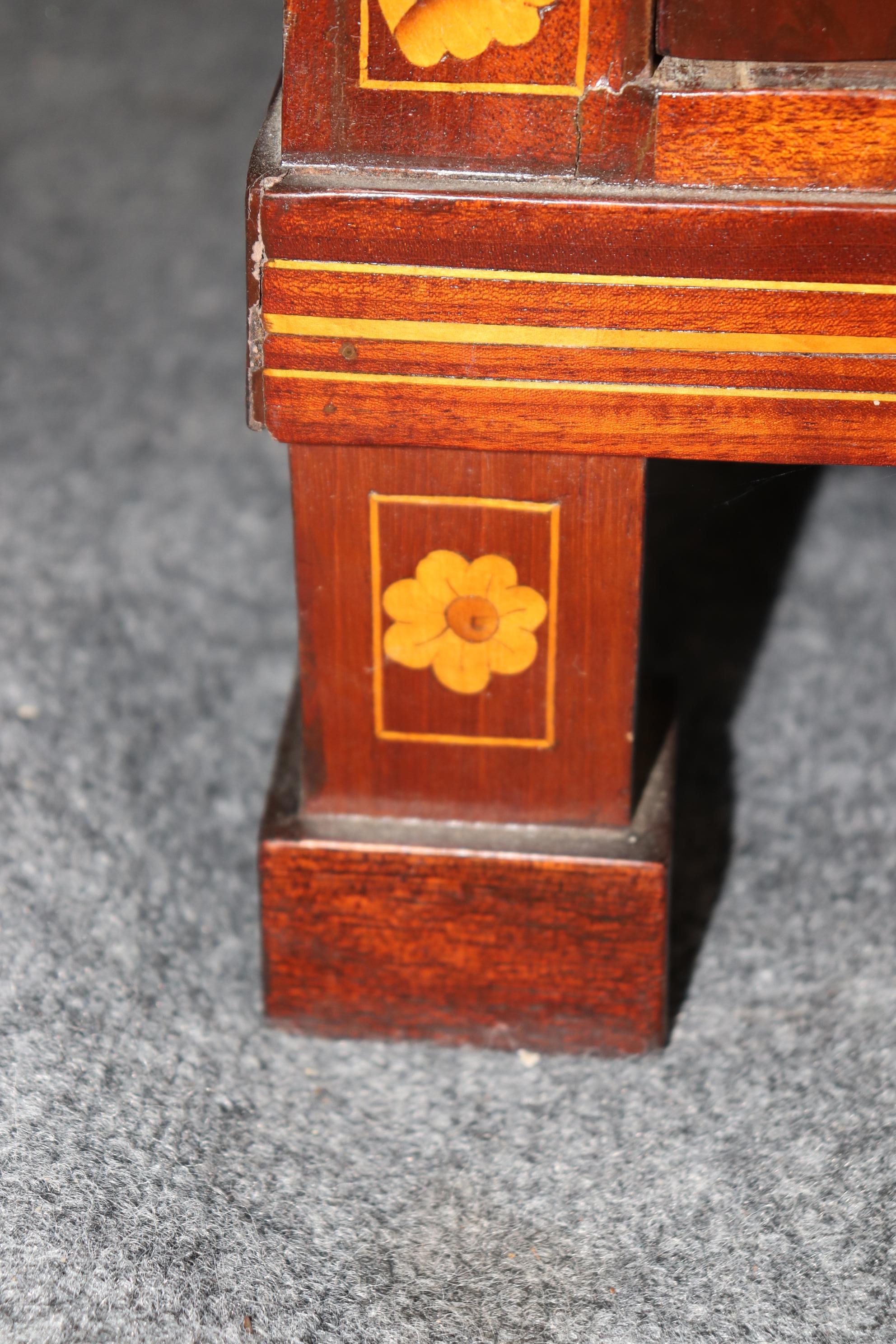 Raro escritorio antiguo de marquetería holandesa de dos piezas con puerta de espejo en venta 3