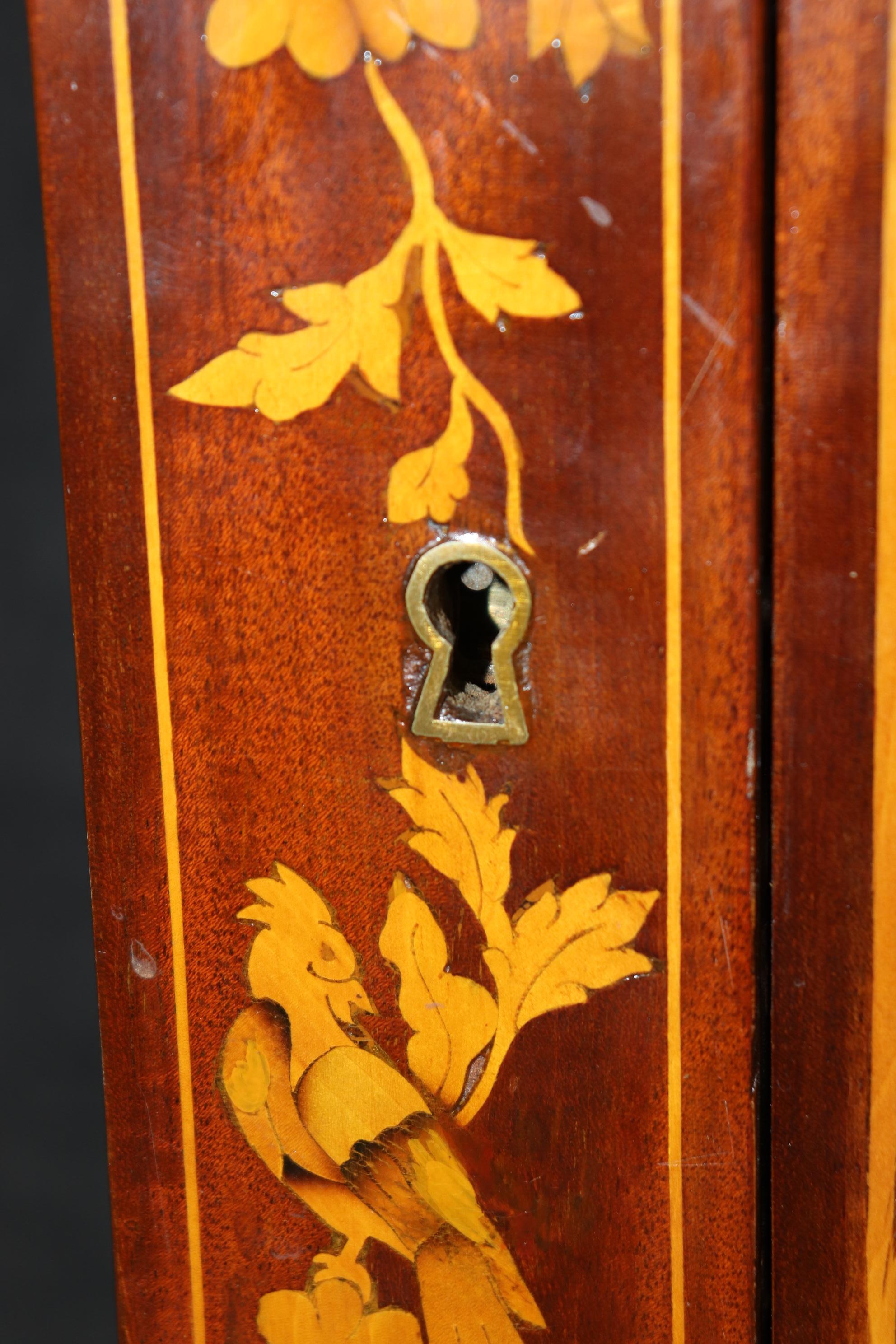 Raro escritorio antiguo de marquetería holandesa de dos piezas con puerta de espejo en venta 7