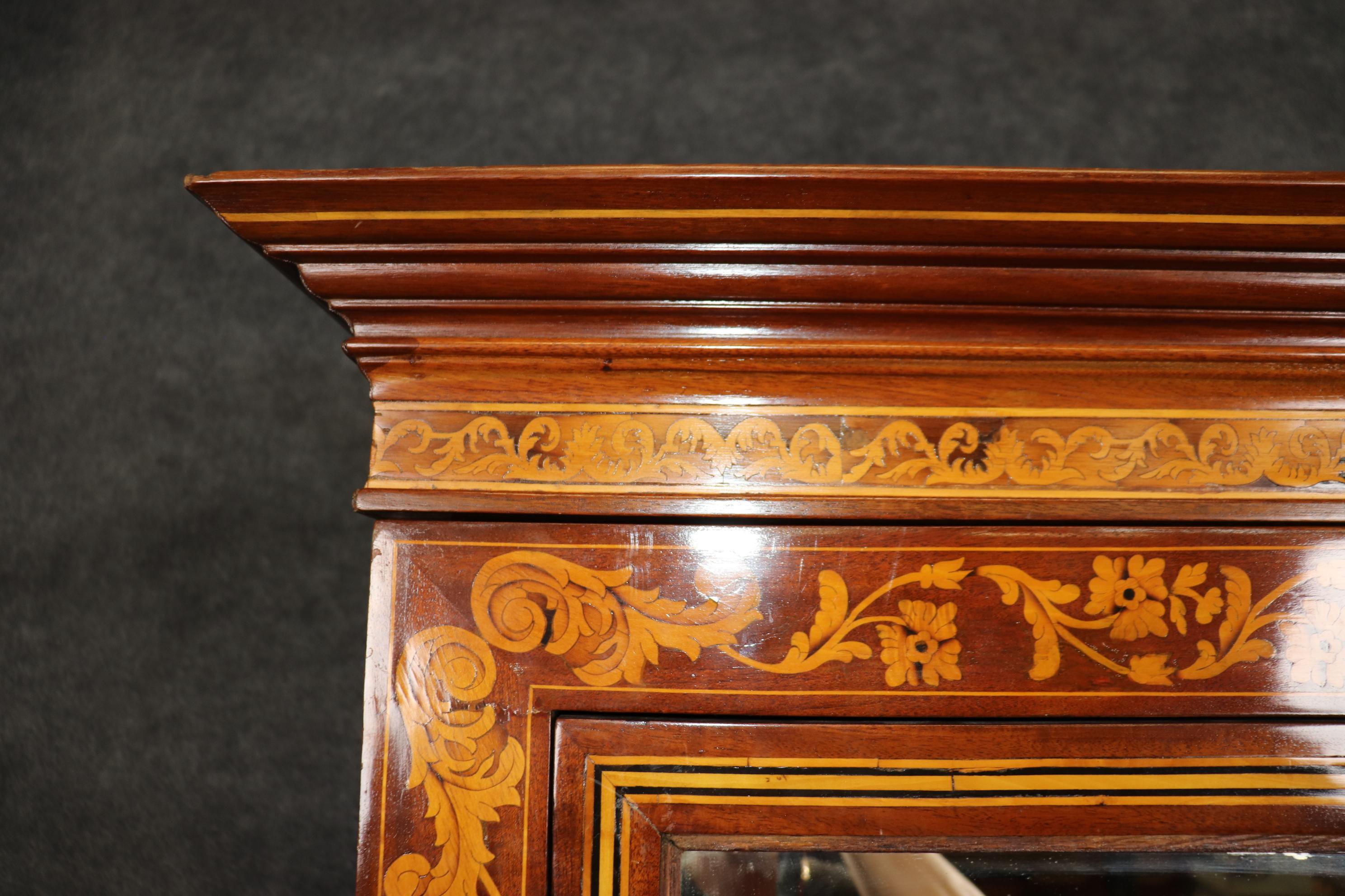 Raro escritorio antiguo de marquetería holandesa de dos piezas con puerta de espejo en venta 8
