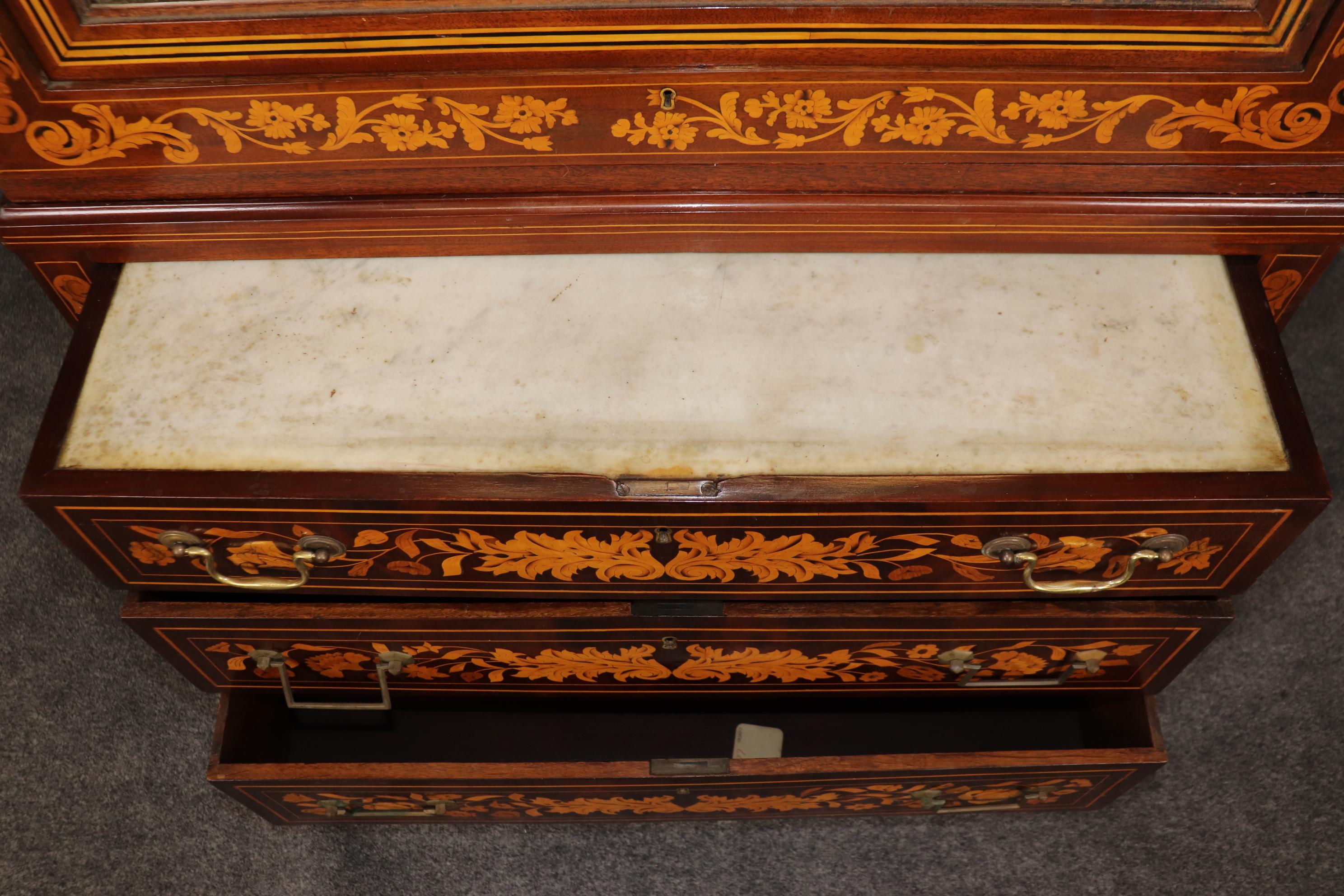 Raro escritorio antiguo de marquetería holandesa de dos piezas con puerta de espejo en venta 1