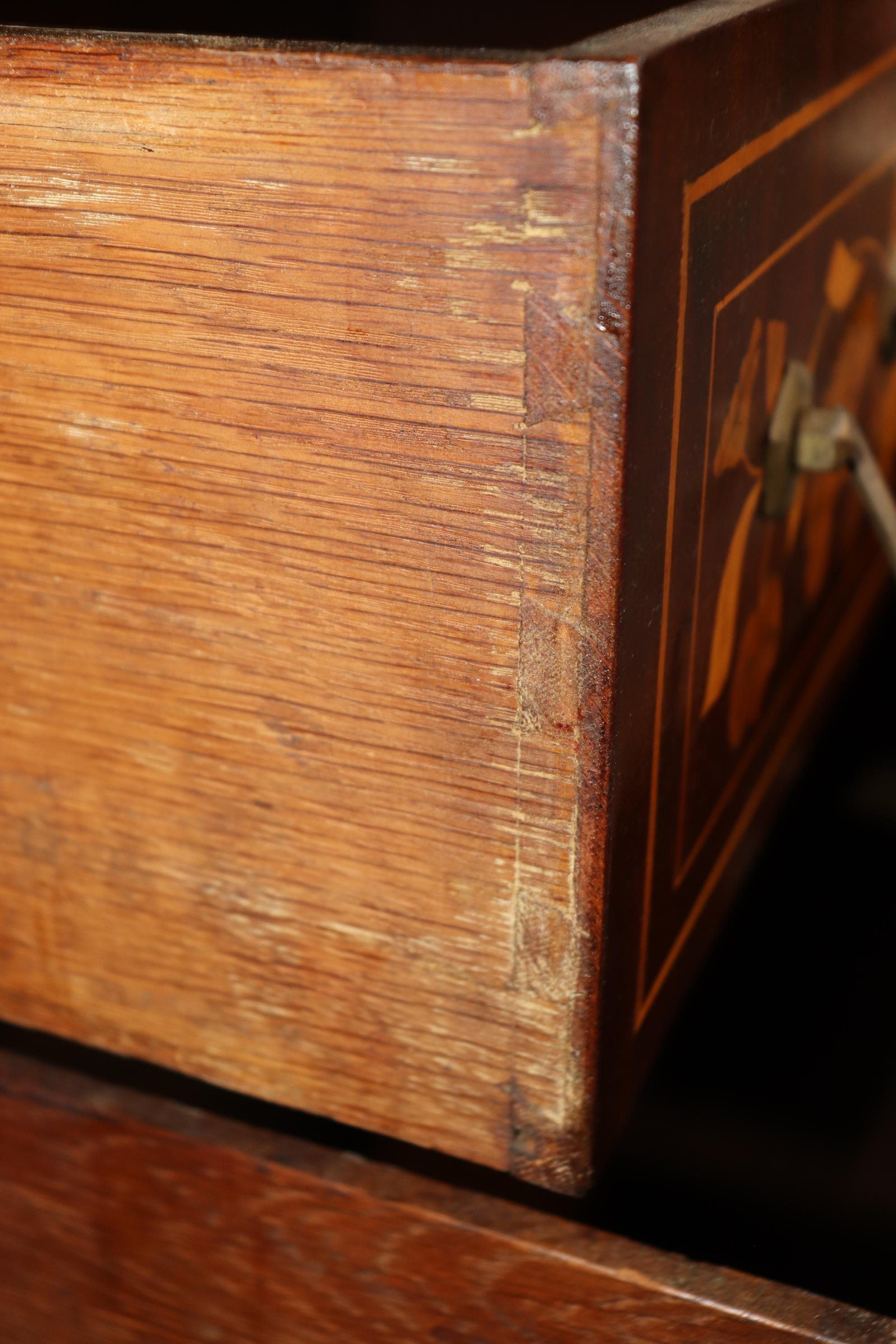 Raro escritorio antiguo de marquetería holandesa de dos piezas con puerta de espejo en venta 2