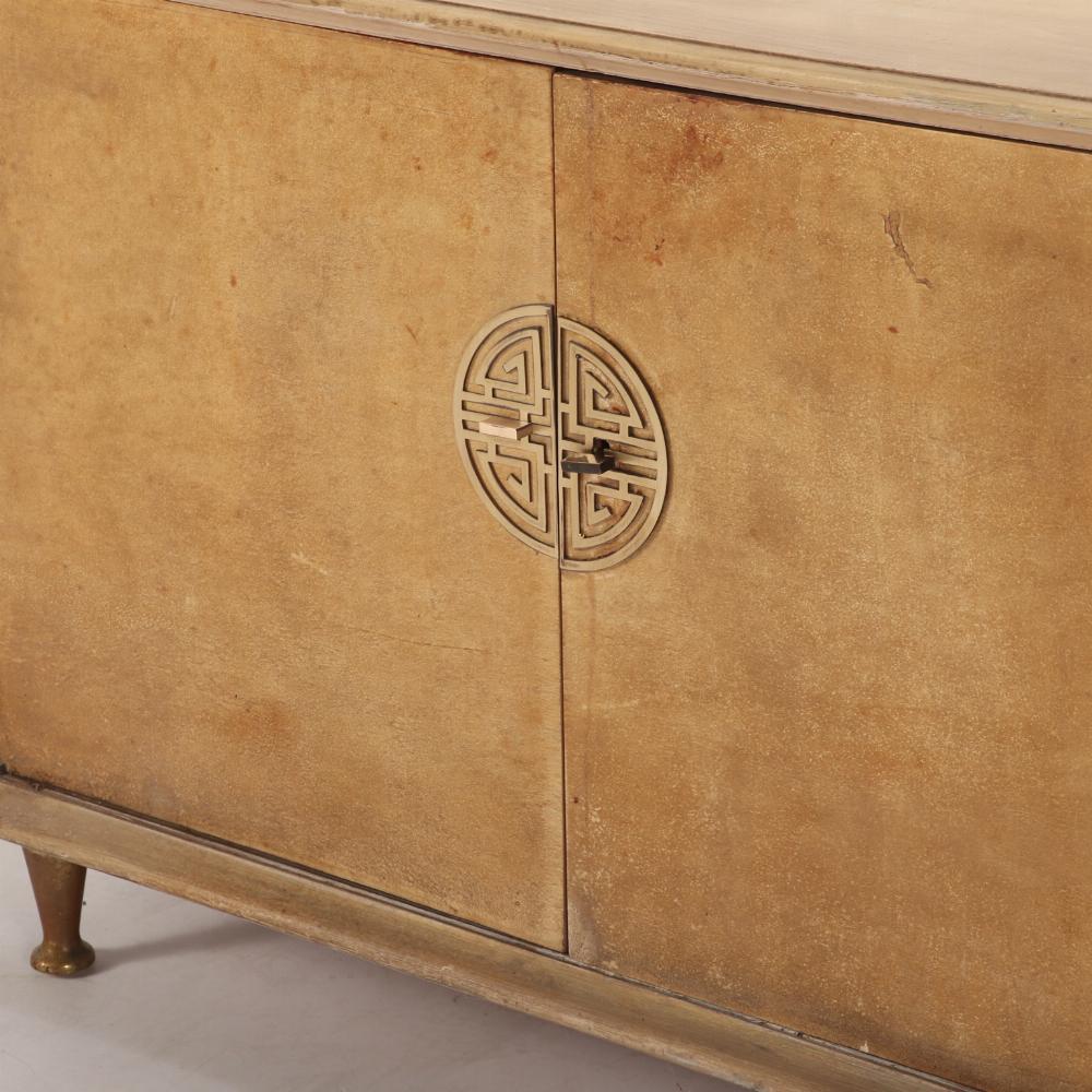 XX secolo Raro mobile in due pezzi in legno e pergamena del 1950, alla maniera di James Mont. in vendita