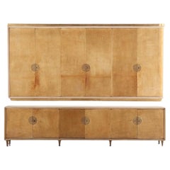 Seltener zweiteiliger Schrank aus Holz und Pergament, C 1950, in der Art von James Mont.