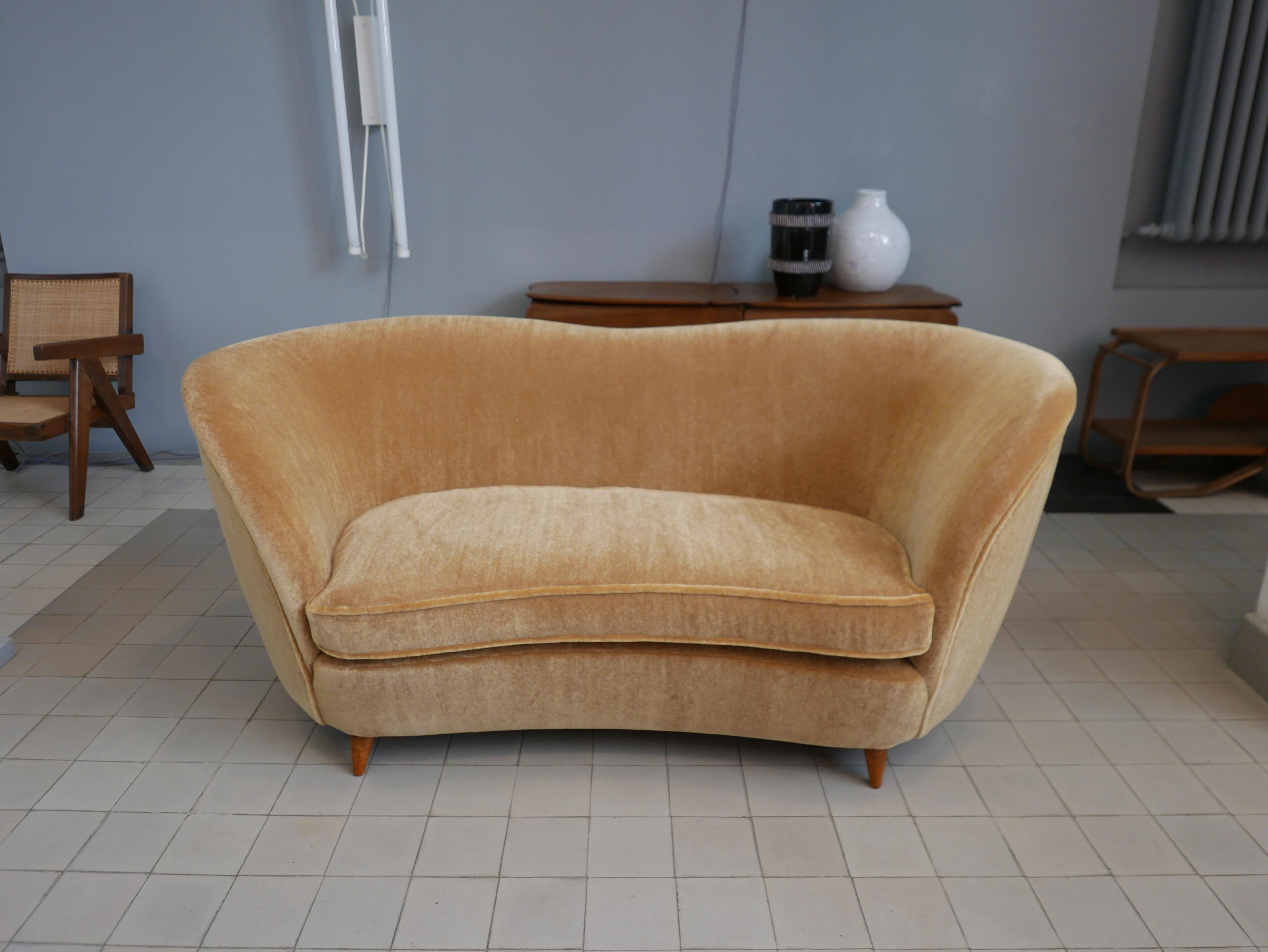 Gio Ponti, 1891-1979, 

Rare two-seat sofa, 1939. Italia
Model designed for Vanzetti home in Milan.
Wood feet tapered, upholstered with Teddy Mohair Miel by Pierre Frey, Paris.
Certificate Gio Ponti archives Expertise 16079/000 

 