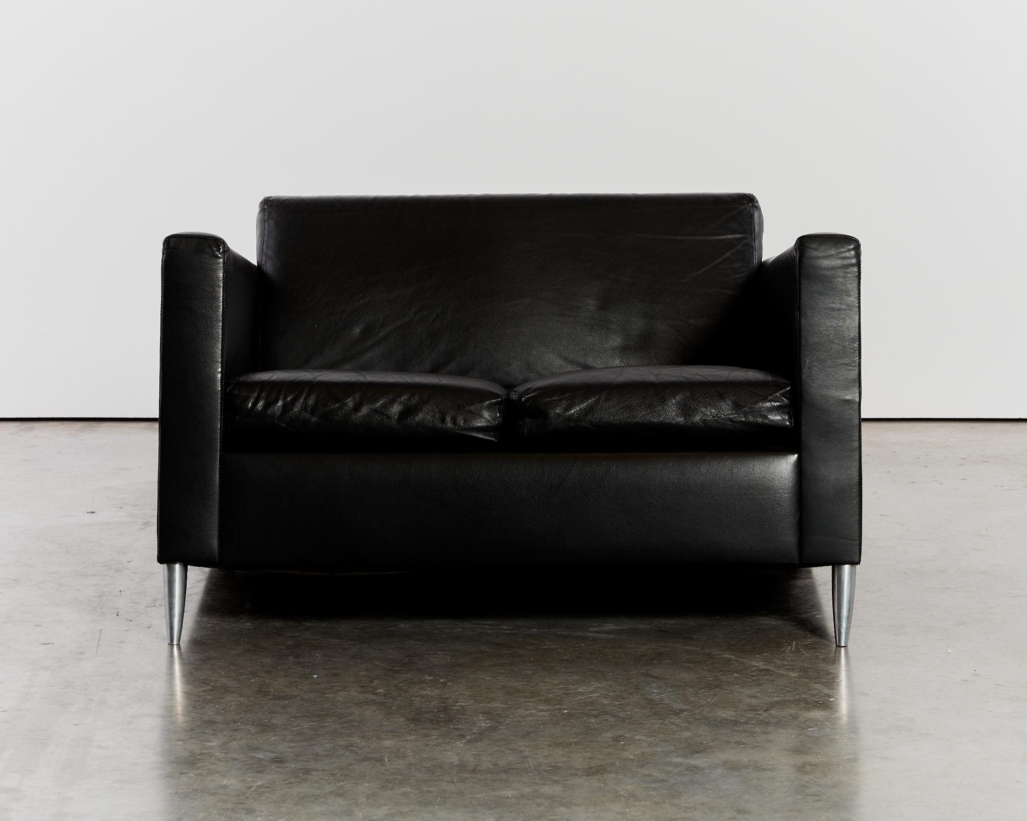 Seltenes zweisitziges Len Niggelman Sofa von Philippe Starck. Dieses Mitte der achtziger Jahre von Disform hergestellte Sofa in limitierter Auflage zeichnet sich durch die charakteristischen flossenförmigen Aluminiumbeine mit dem unverkennbaren