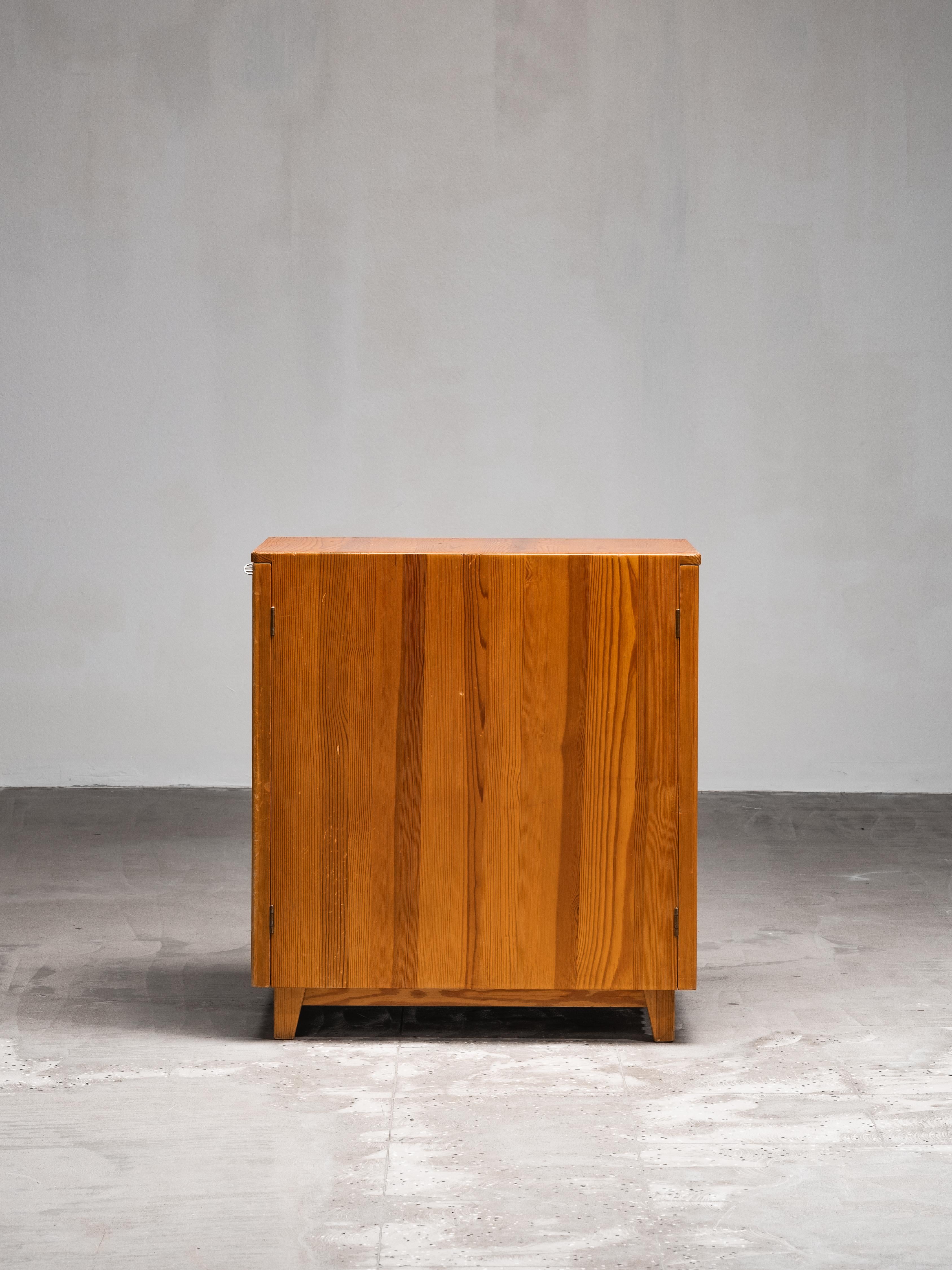 Raro mobile in pino a due lati di Göran Malmvall per Svensk Fur, Svezia, anni '50 in vendita 3