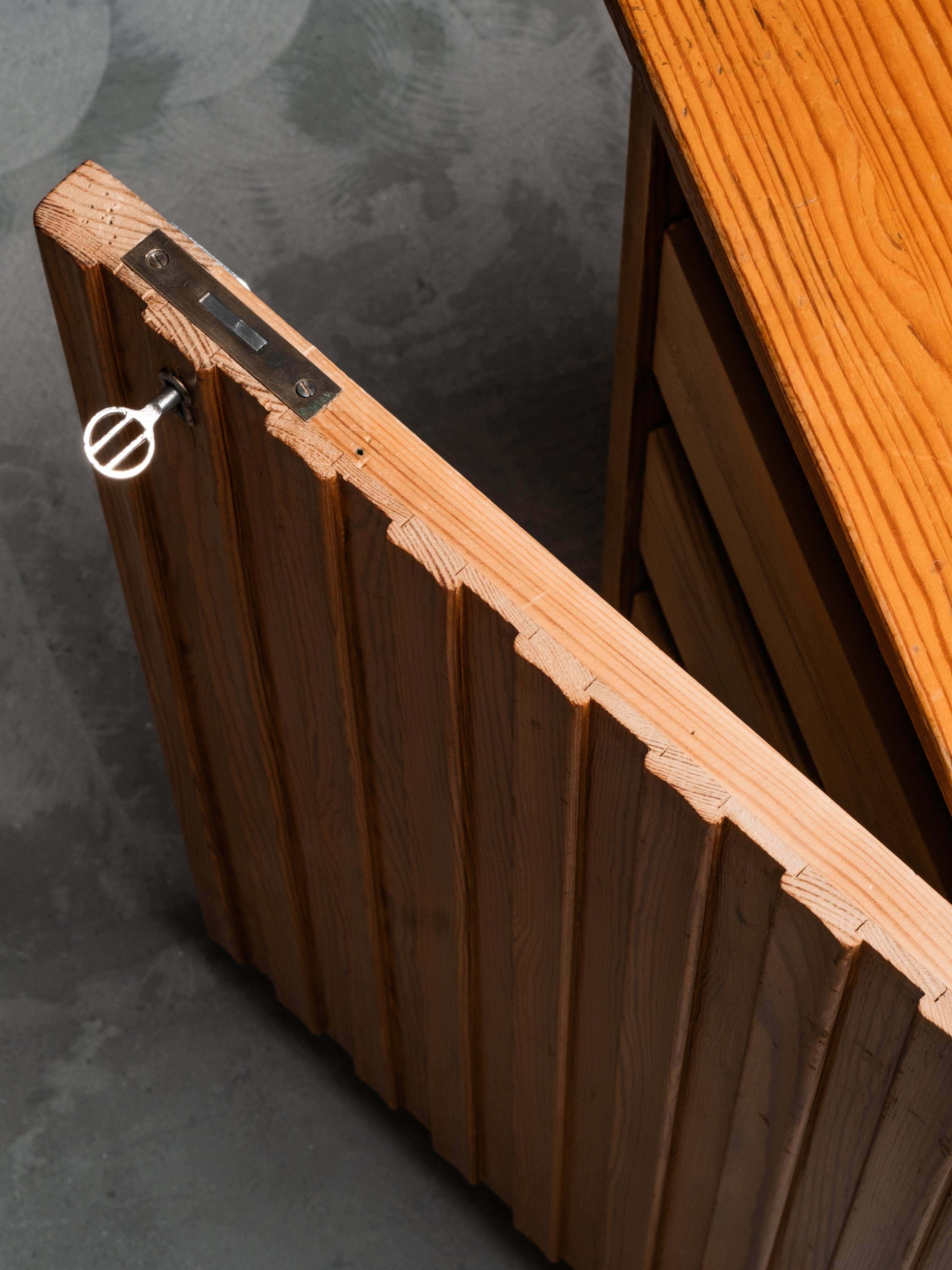 Raro mobile in pino a due lati di Göran Malmvall per Svensk Fur, Svezia, anni '50 in vendita 6