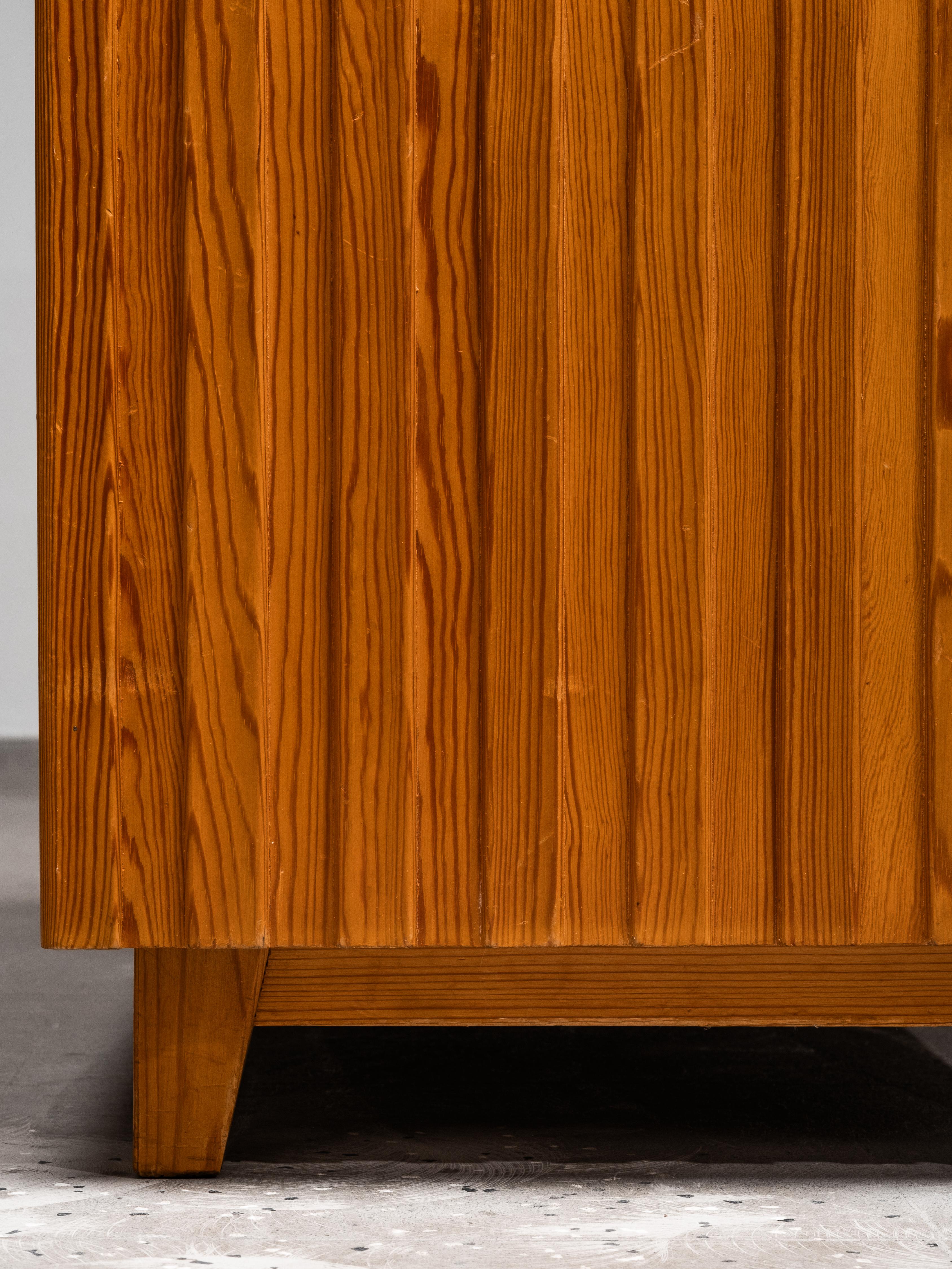 Raro mobile in pino a due lati di Göran Malmvall per Svensk Fur, Svezia, anni '50 in vendita 9