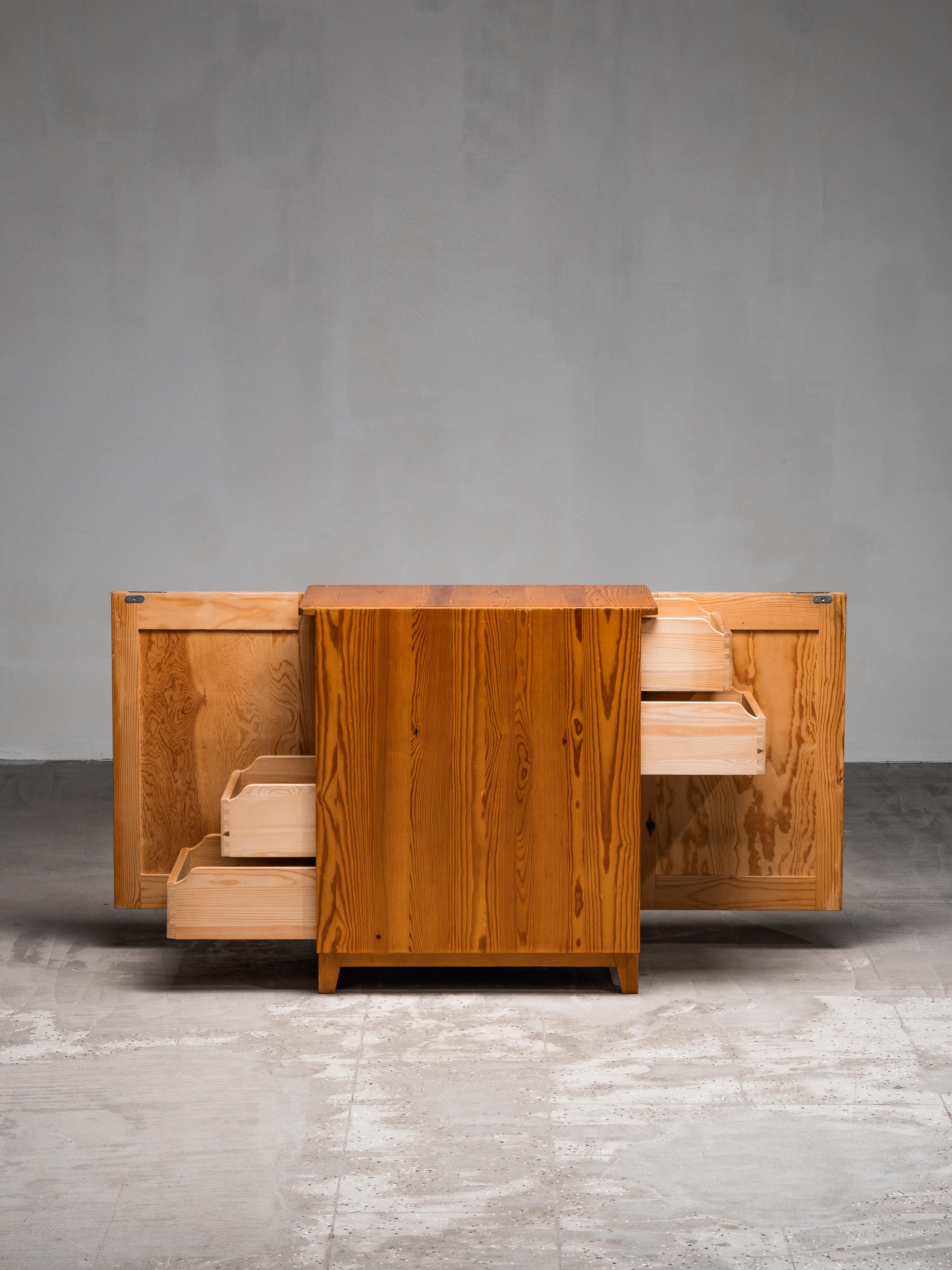 Raro mobile in pino a due lati di Göran Malmvall per Svensk Fur, Svezia, anni '50 in vendita 10