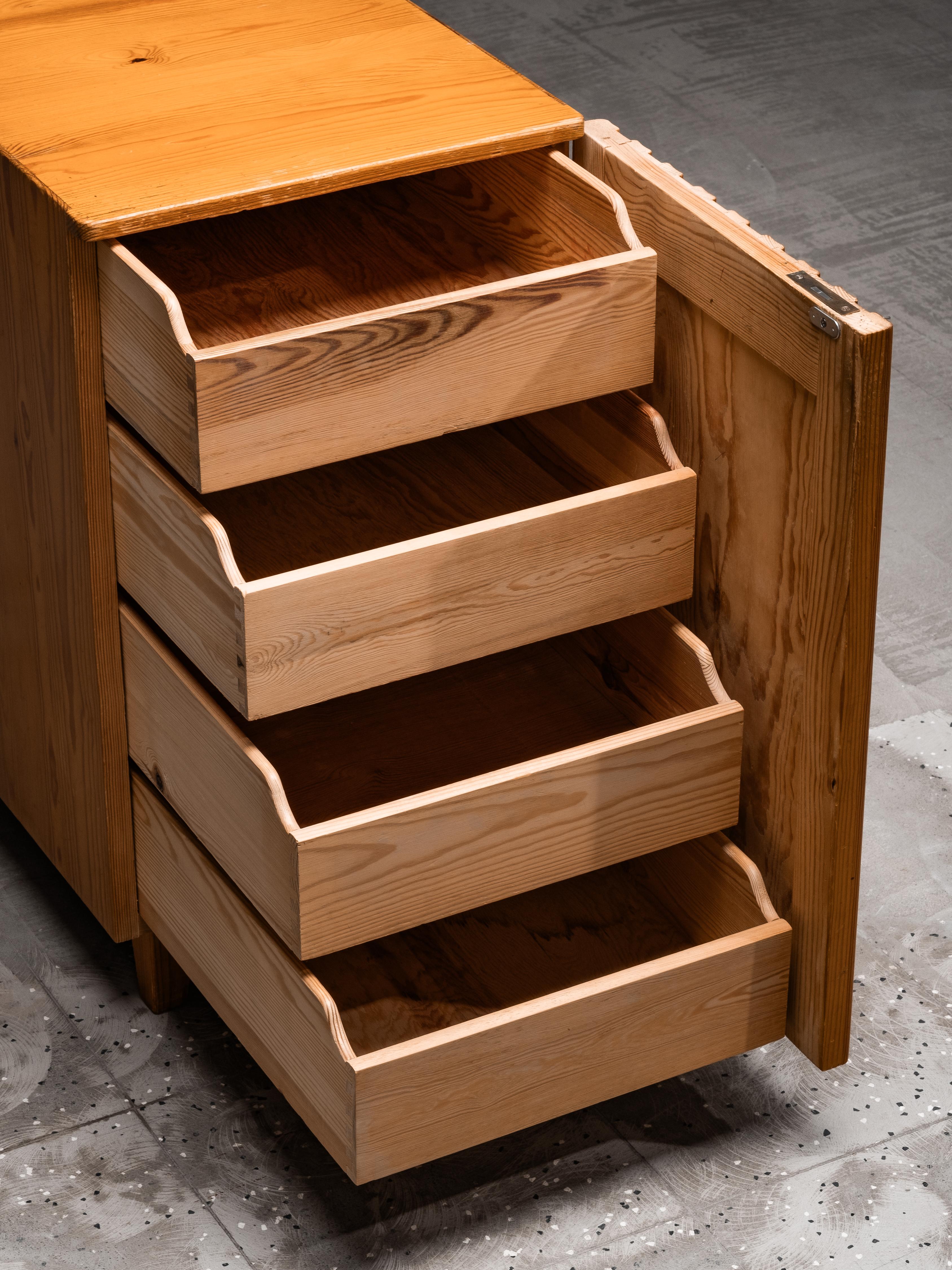 Raro mobile in pino a due lati di Göran Malmvall per Svensk Fur, Svezia, anni '50 in vendita 12