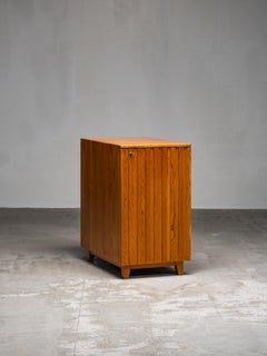 Seltener zweiseitiger Kiefernholzschrank von Göran Malmvall für Svensk Fur, Schweden, 1950er Jahre