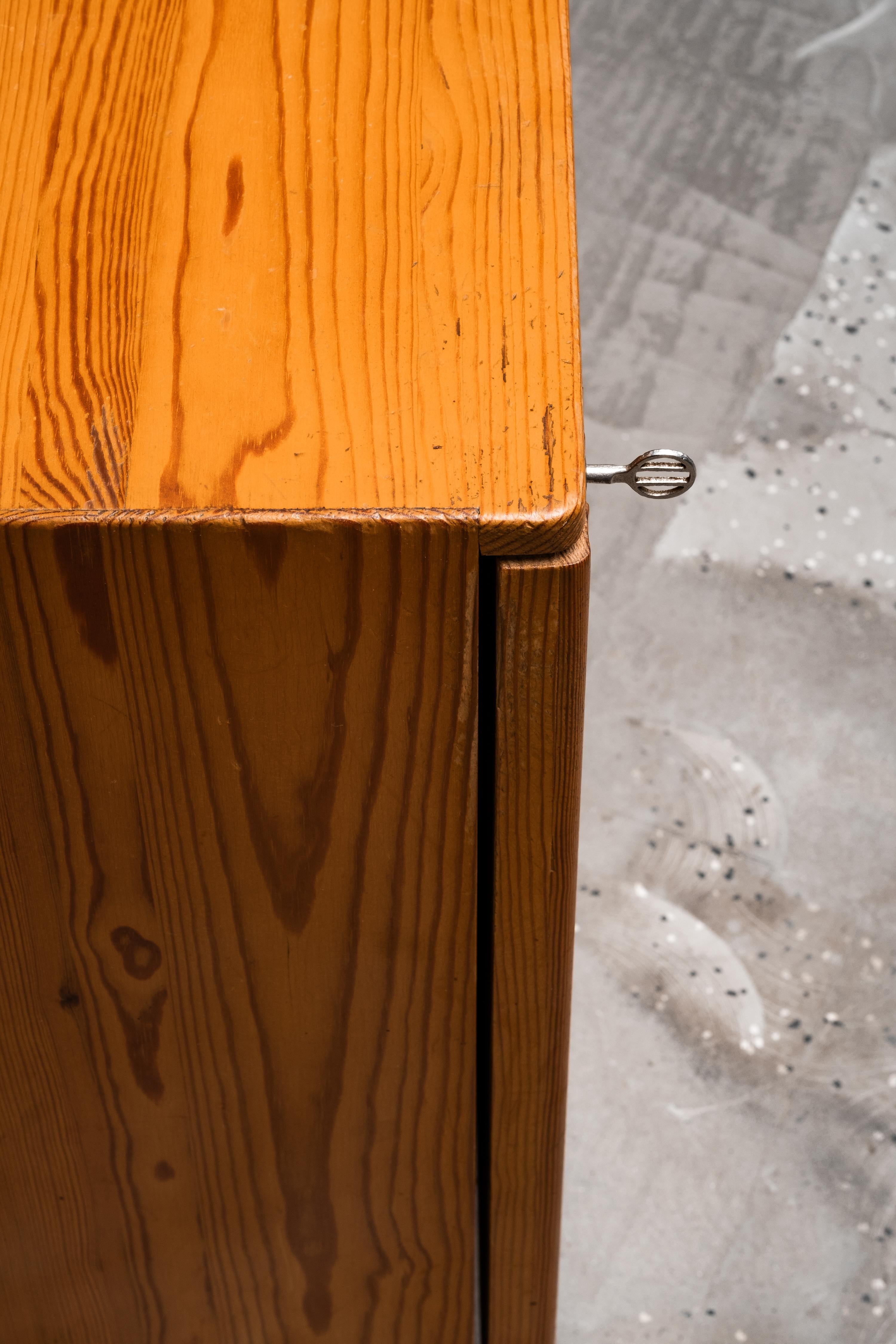 Metà XX secolo Raro mobile in pino a due lati di Göran Malmvall per Svensk Fur, Svezia, anni '50 in vendita