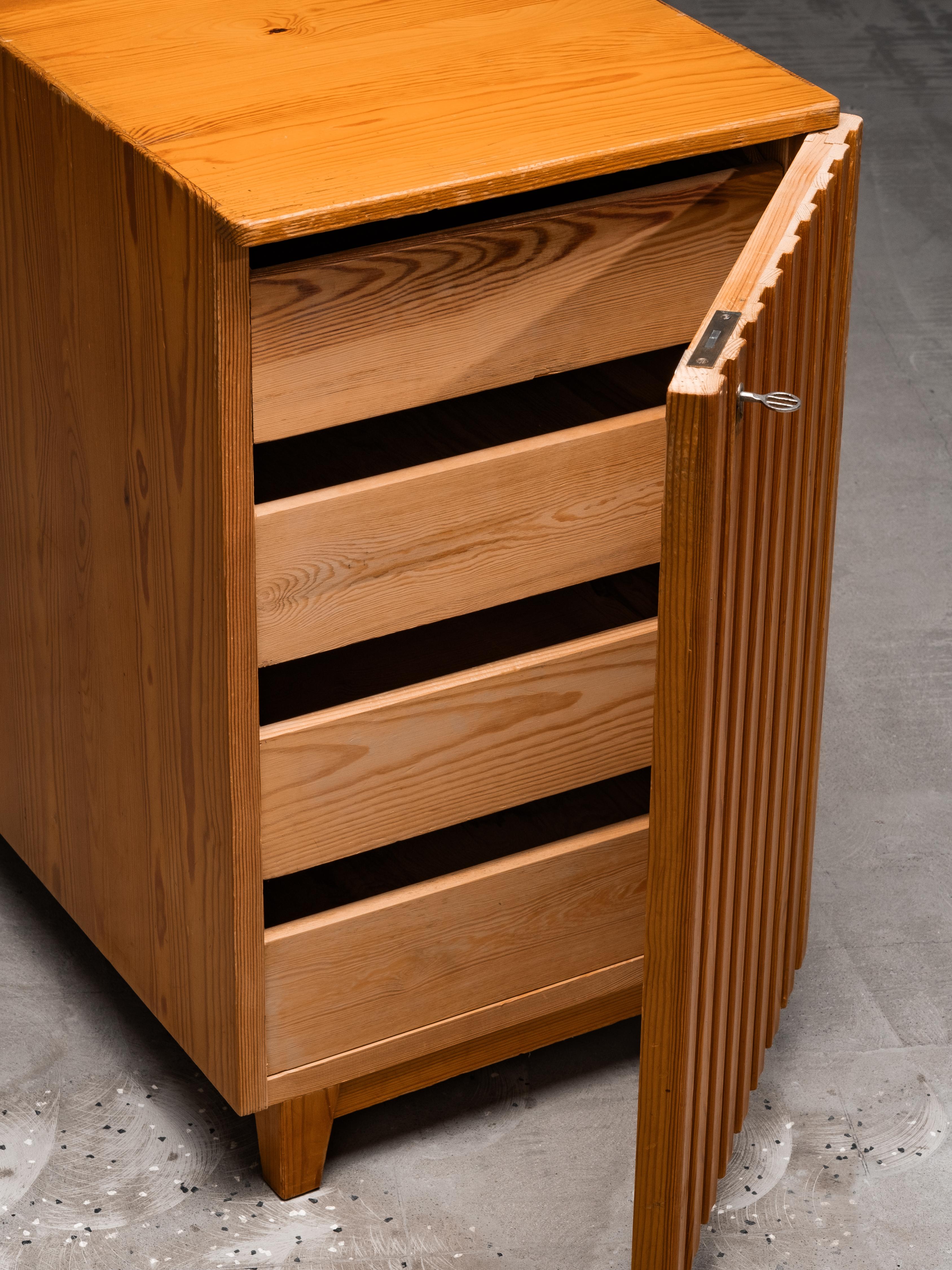 Raro mobile in pino a due lati di Göran Malmvall per Svensk Fur, Svezia, anni '50 in vendita 1