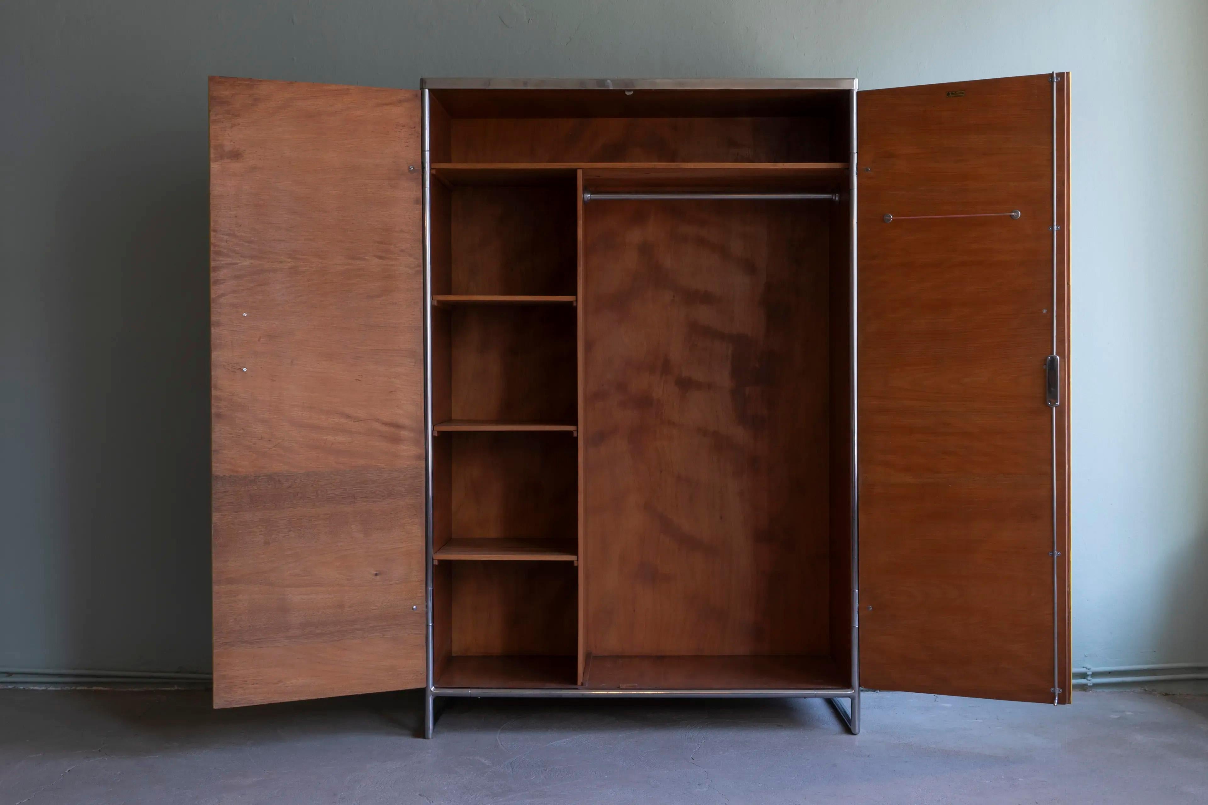 Ein höchst seltener zweifarbiger Bauhaus-Schrank aus den frühen 1930er Jahren - ein museumswürdiges Objekt, das sich durch seine außergewöhnliche Farbgebung und architektonische Klarheit auszeichnet. Die Türen sind in einem strahlenden Sonnengelb