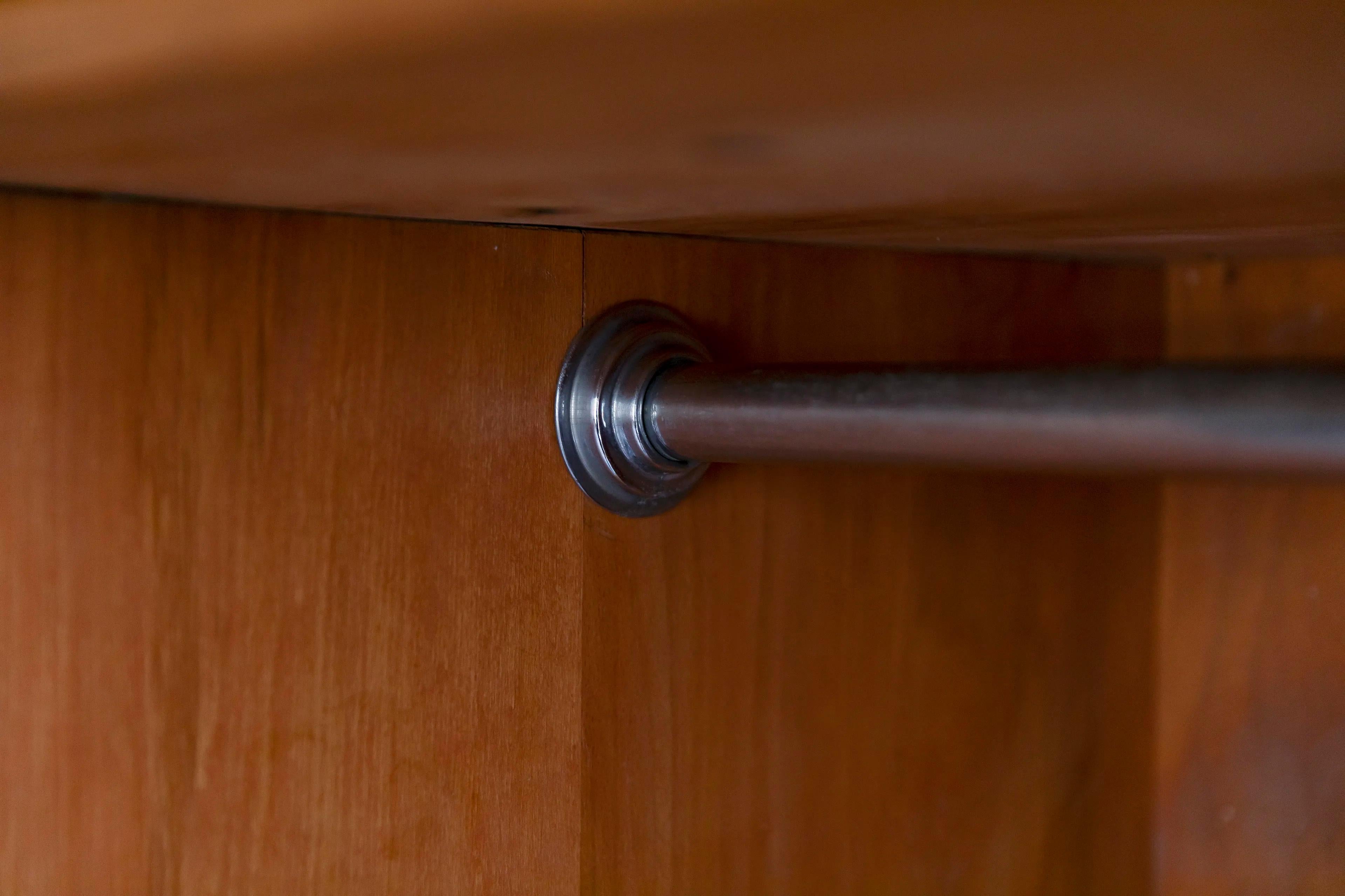 Rare Two-Tone Bauhaus Wardrobe by John Hagemann for Hynek Gottwald, ca. 1930 im Zustand „Gut“ im Angebot in Berlin, DE