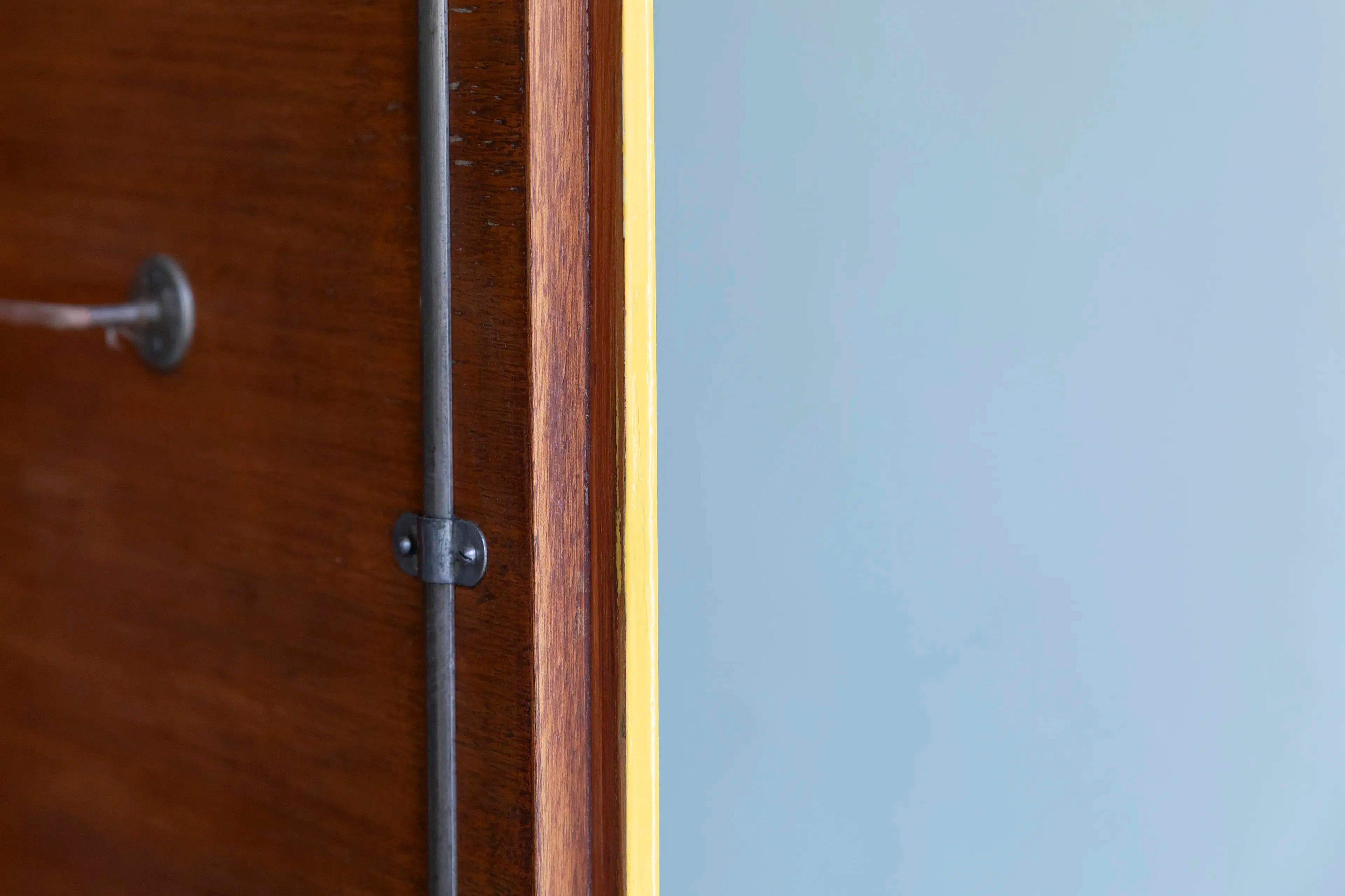 Rare Two-Tone Bauhaus Wardrobe by John Hagemann for Hynek Gottwald, ca. 1930 (Mitte des 20. Jahrhunderts) im Angebot