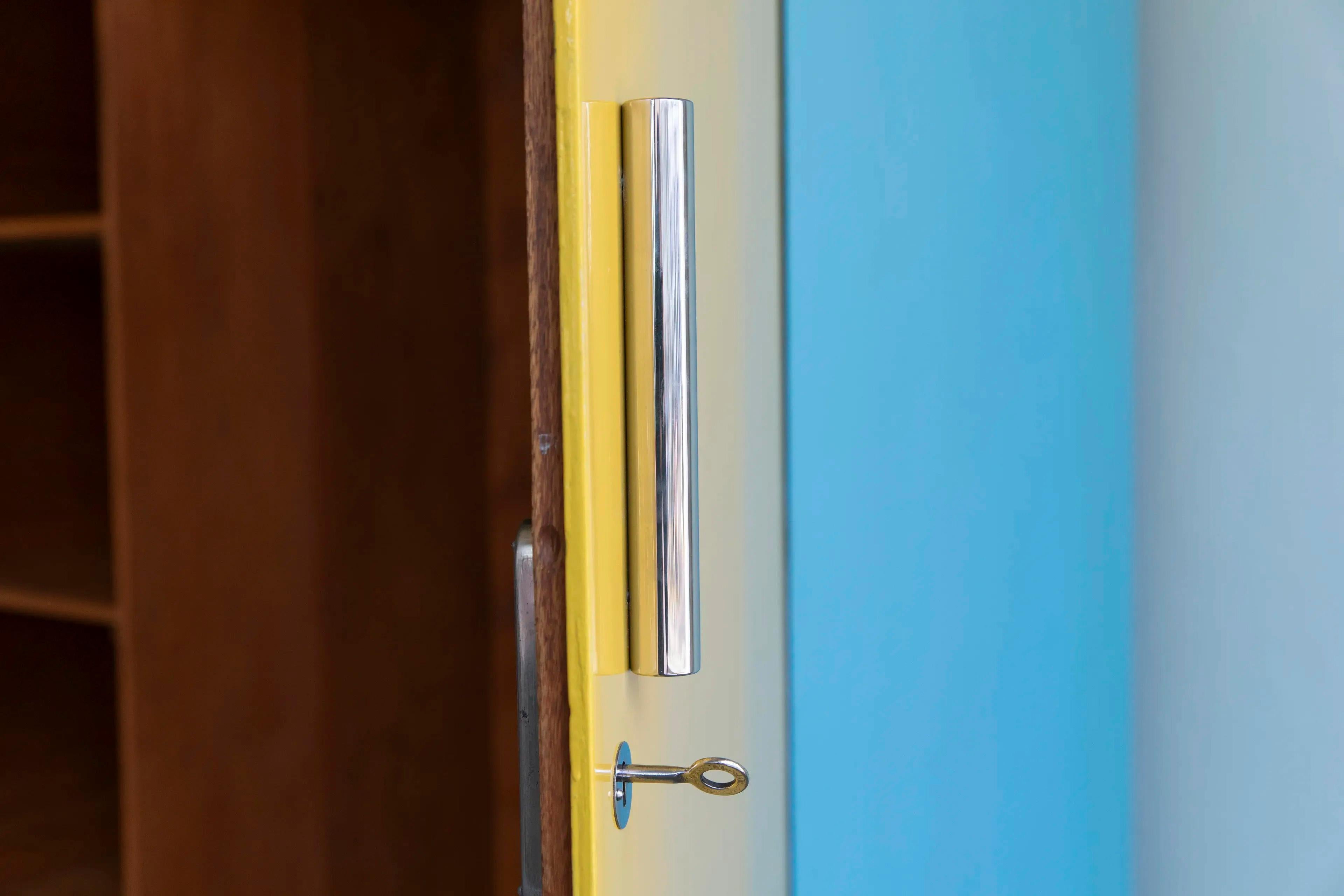 Rare Two-Tone Bauhaus Wardrobe by John Hagemann for Hynek Gottwald, ca. 1930 (Stahl) im Angebot