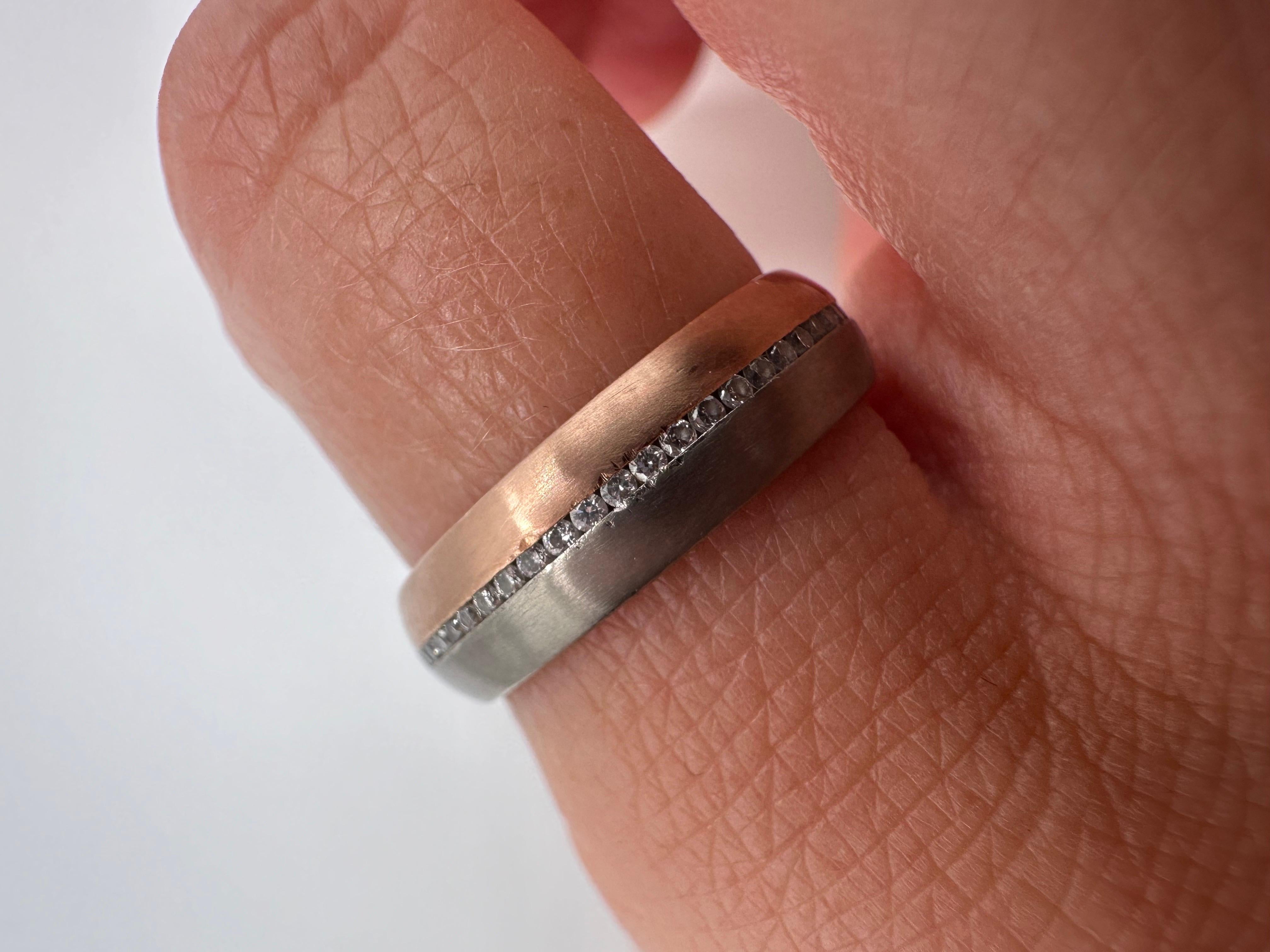 Taglio rotondo Raro anello con diamanti bicolore in oro 14KT con finitura opaca, misura 6 con diamanti VVS di colore E-F. in vendita