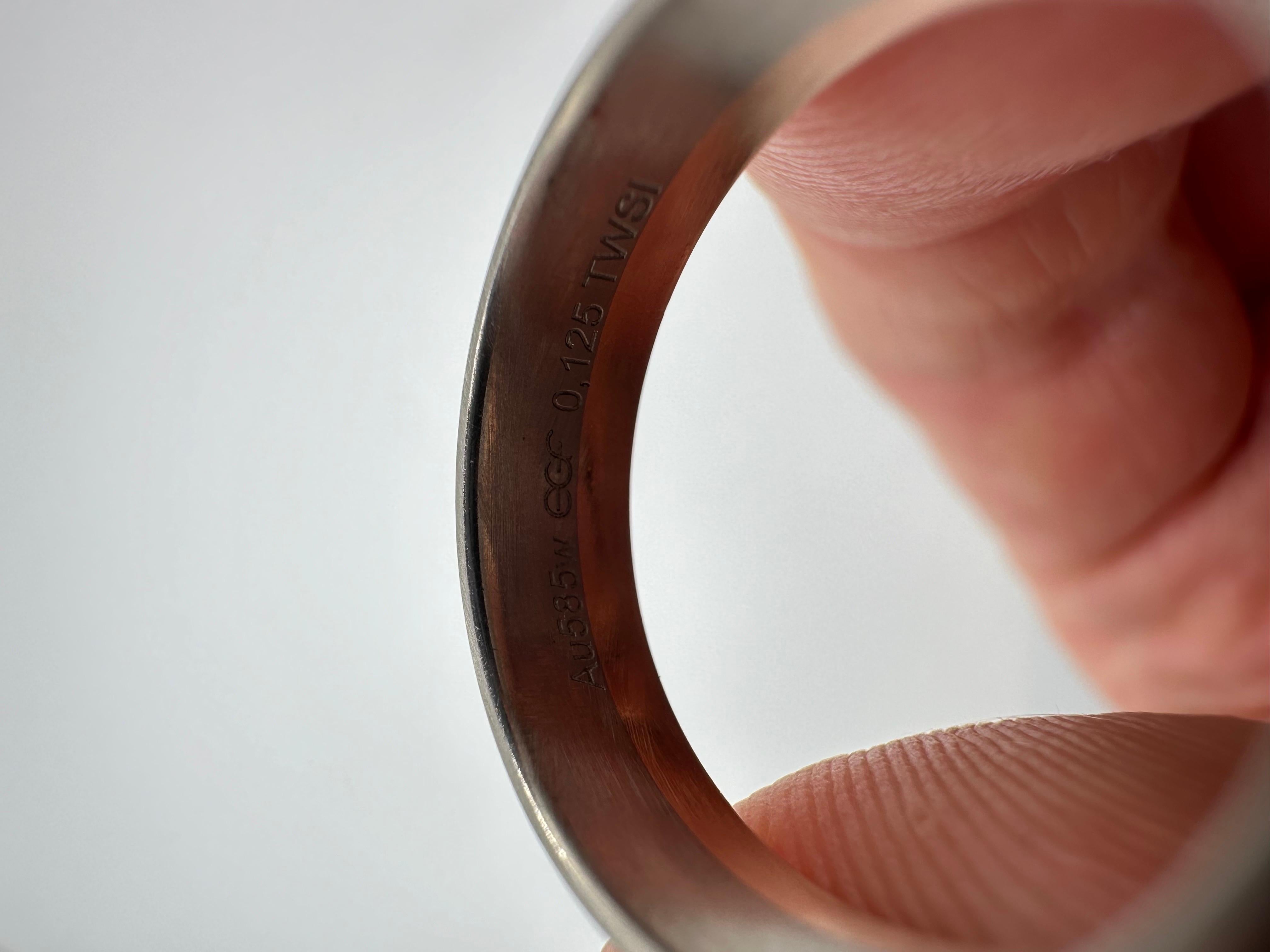 Raro anello con diamanti bicolore in oro 14KT con finitura opaca, misura 6 con diamanti VVS di colore E-F. In condizioni Nuovo in vendita a Boca Raton, FL