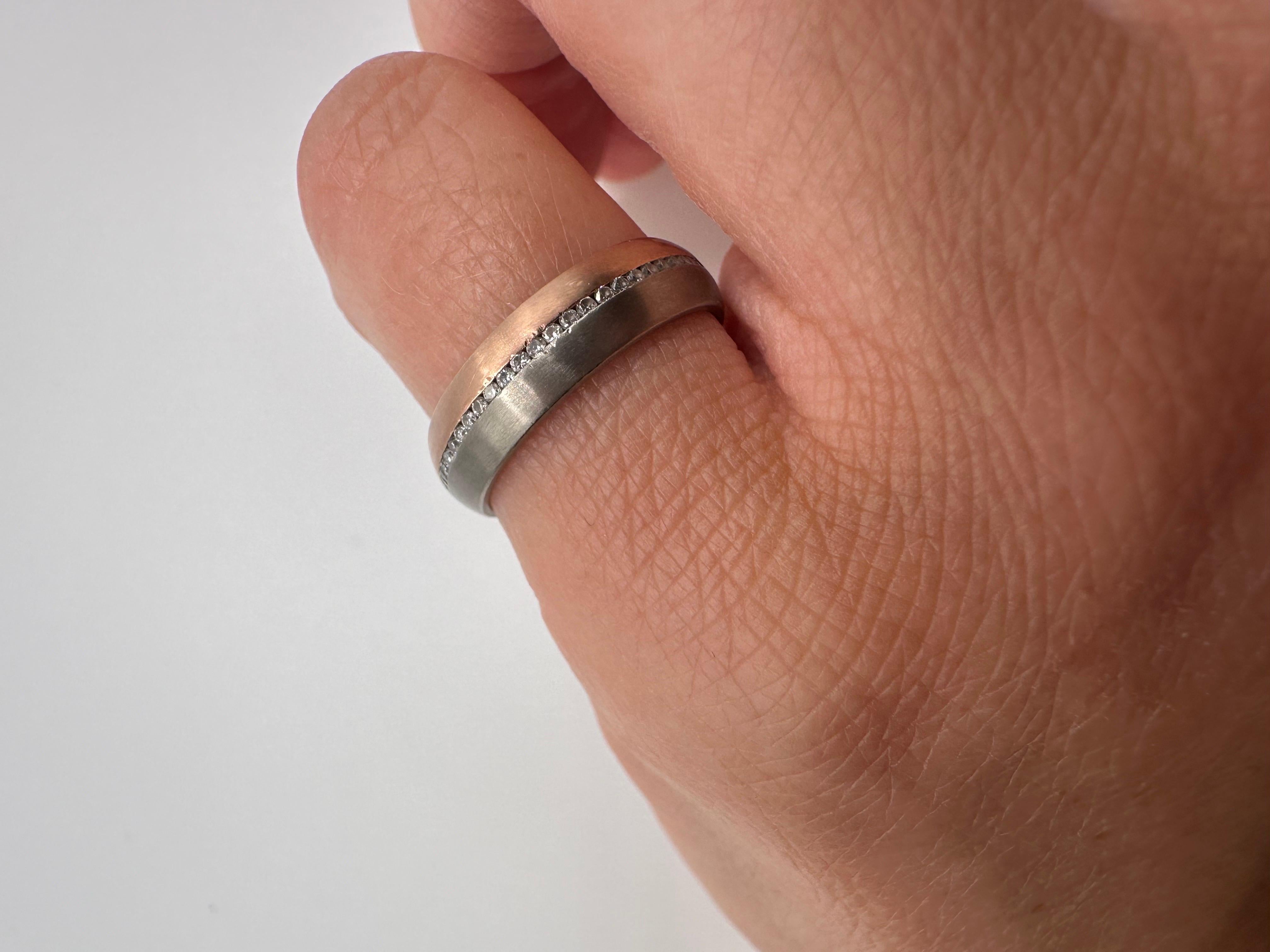 da uomo o donna Raro anello con diamanti bicolore in oro 14KT con finitura opaca, misura 6 con diamanti VVS di colore E-F. in vendita