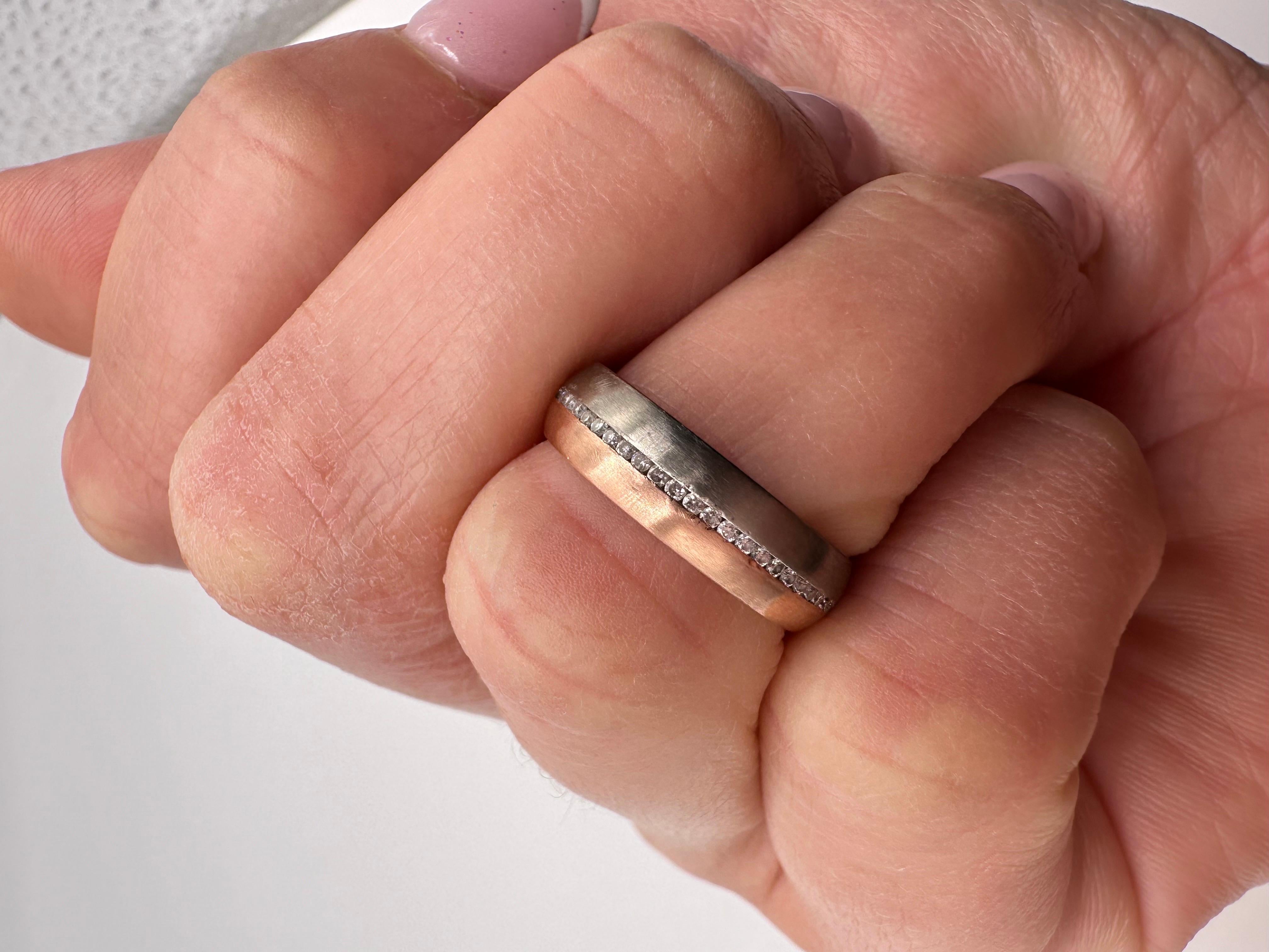 Raro anello con diamanti bicolore in oro 14KT con finitura opaca, misura 6 con diamanti VVS di colore E-F. in vendita 1