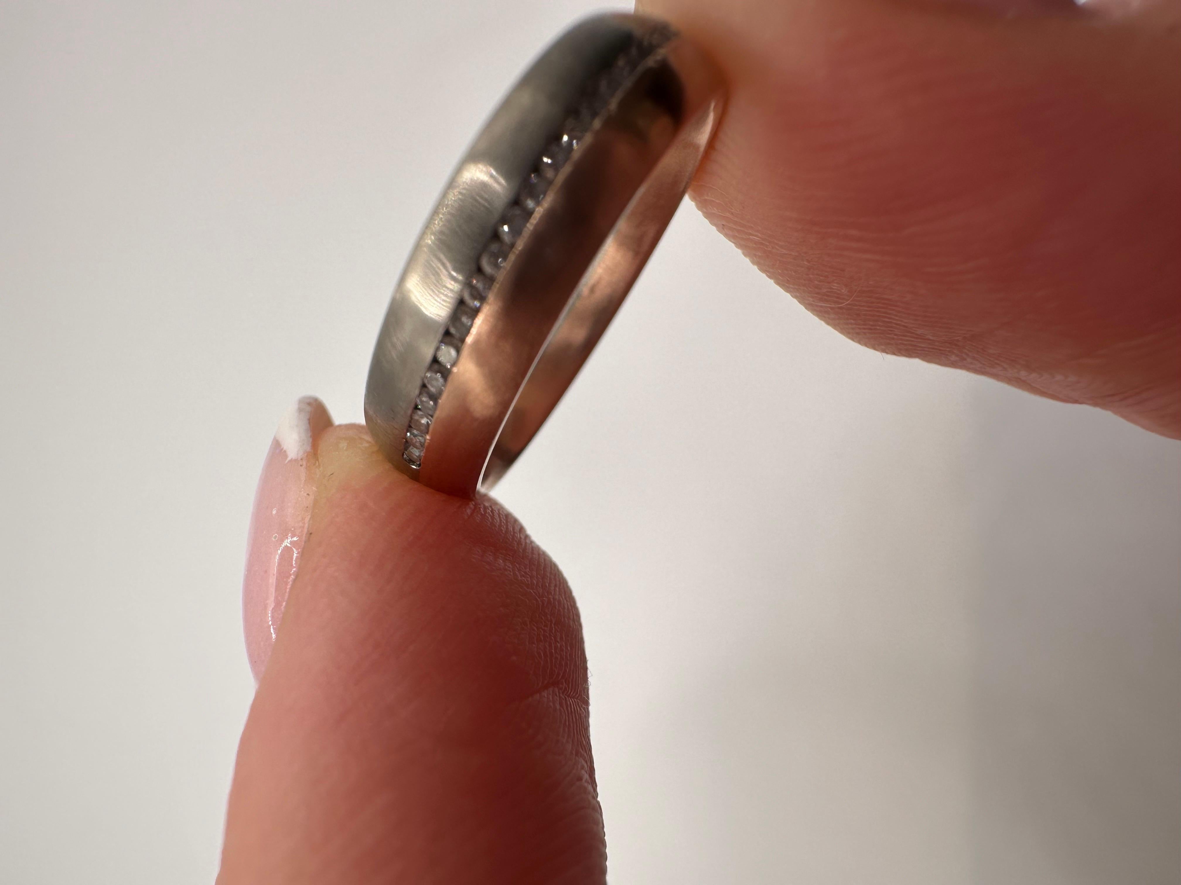 Raro anello con diamanti bicolore in oro 14KT con finitura opaca, misura 6 con diamanti VVS di colore E-F. in vendita 2
