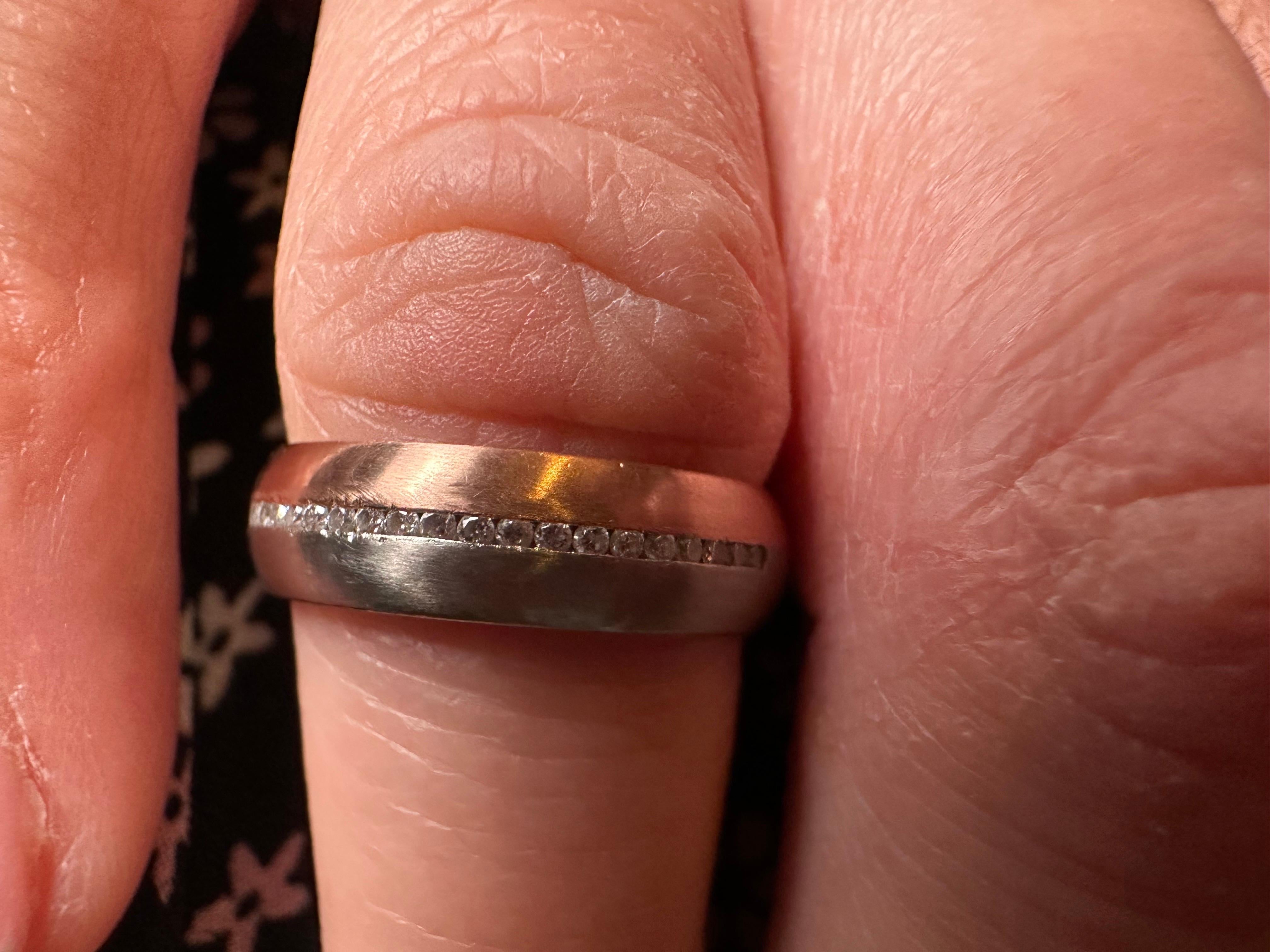 Raro anello con diamanti bicolore in oro 14KT con finitura opaca, misura 6 con diamanti VVS di colore E-F. in vendita 3
