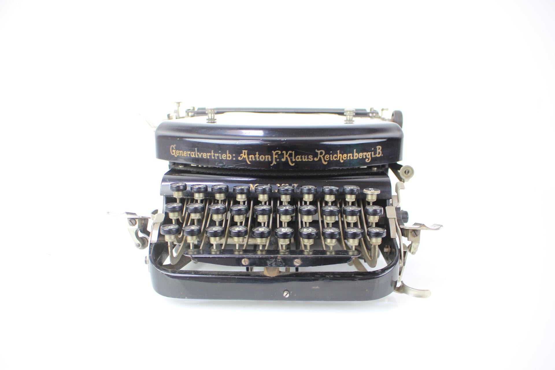 The first typewriter of German production - rare
Fully functional.
The packaging of the machine has surface defects that are associated with the age of use.
Made in Germany-number series:306029
Made of metal, steel, chrome, fabric
Polished
Good