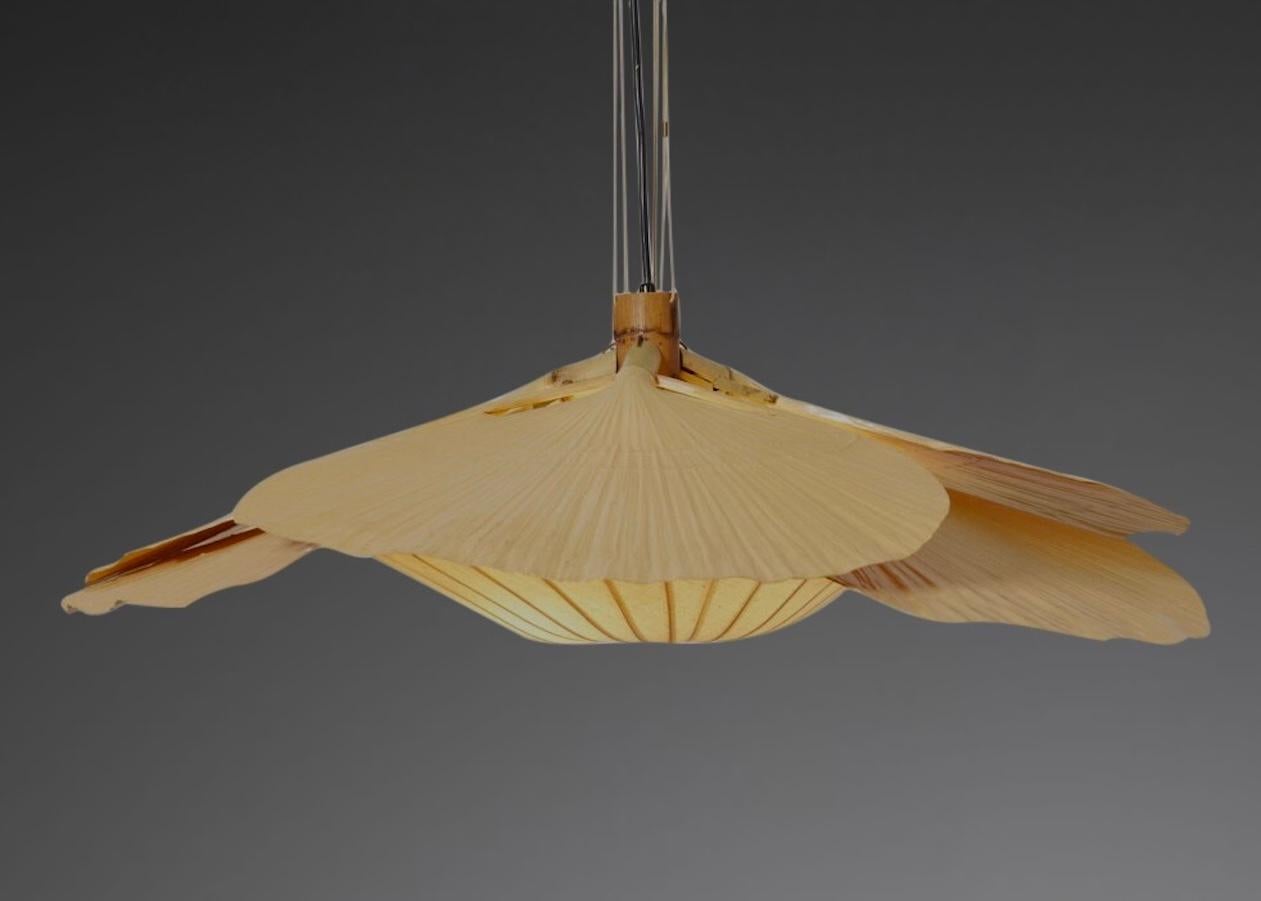 Raro lampadario Hana Or di grandi dimensioni in ottime condizioni. 

Questo lampadario è stato restaurato professionalmente, il rapporto di restauro è disponibile.

Progettato da Ingo Maurer per M design, Germania. 

Il lampadario Uchiwa Or è un