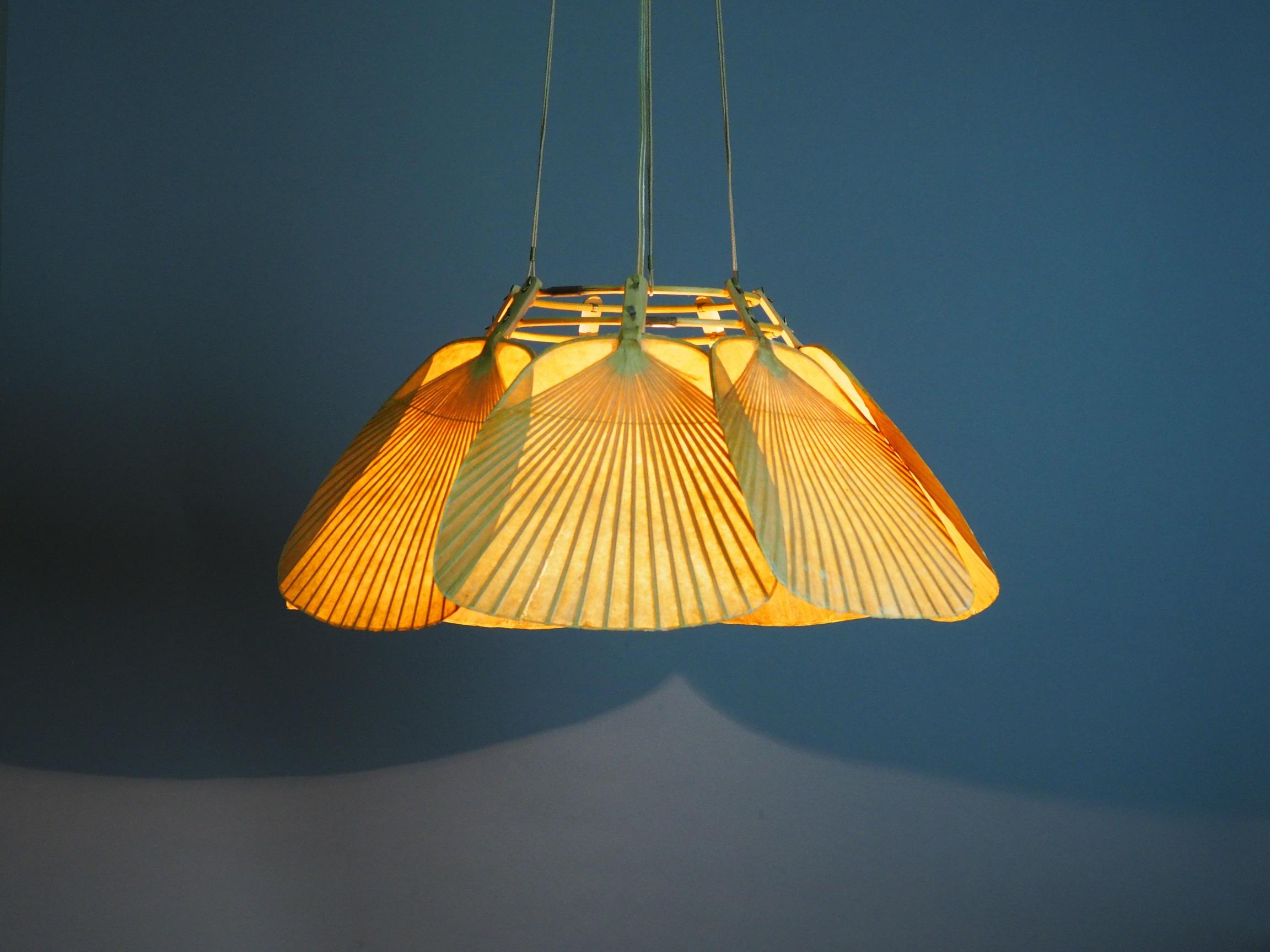 Exceptional Uchiwa bamboo fan chandelier or pendant lamp by Ingo Maurer for Design M, 1970s, Germany. Executed in bamboo and rice paper.
Socket: 1 x E27 Edison for standard screw bulbs.
Overall in very good condition, Uchiwa pendants are very