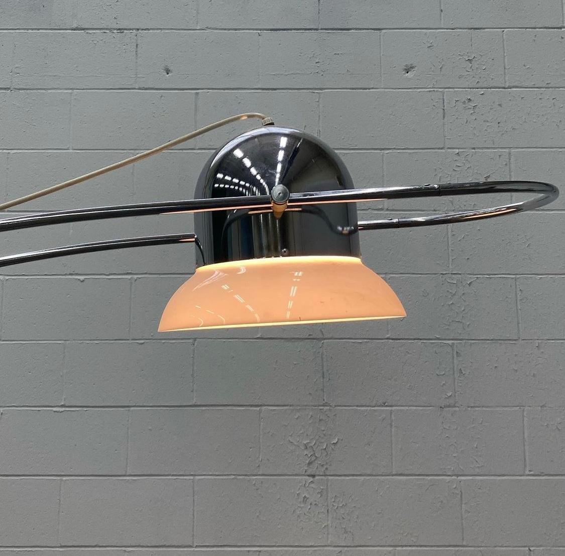 Un article impressionnant fabriqué en Italie par Reggiani vers les années 1960. Il repose sur une base en acier solide et s'étend vers le haut grâce à une quincaillerie chromée solide. Sa tête réglable est idéale pour projeter sa lumière dans un
