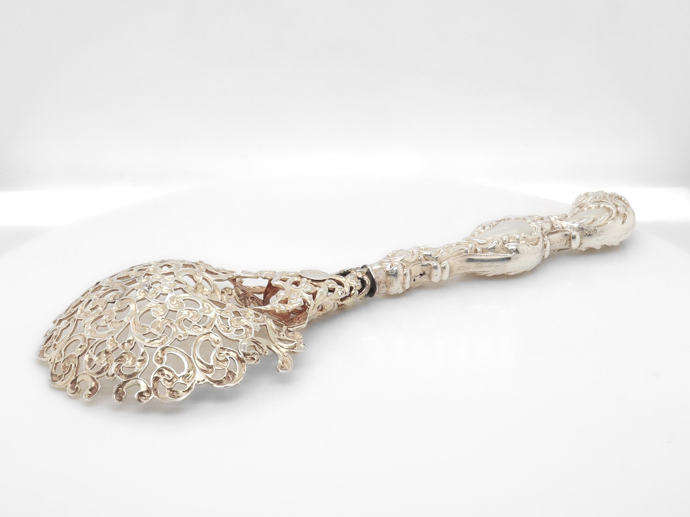 Raro Unger Bros. Cucchiaio reticolato in argento sterling con manico di Cupido e pesce in vendita 4
