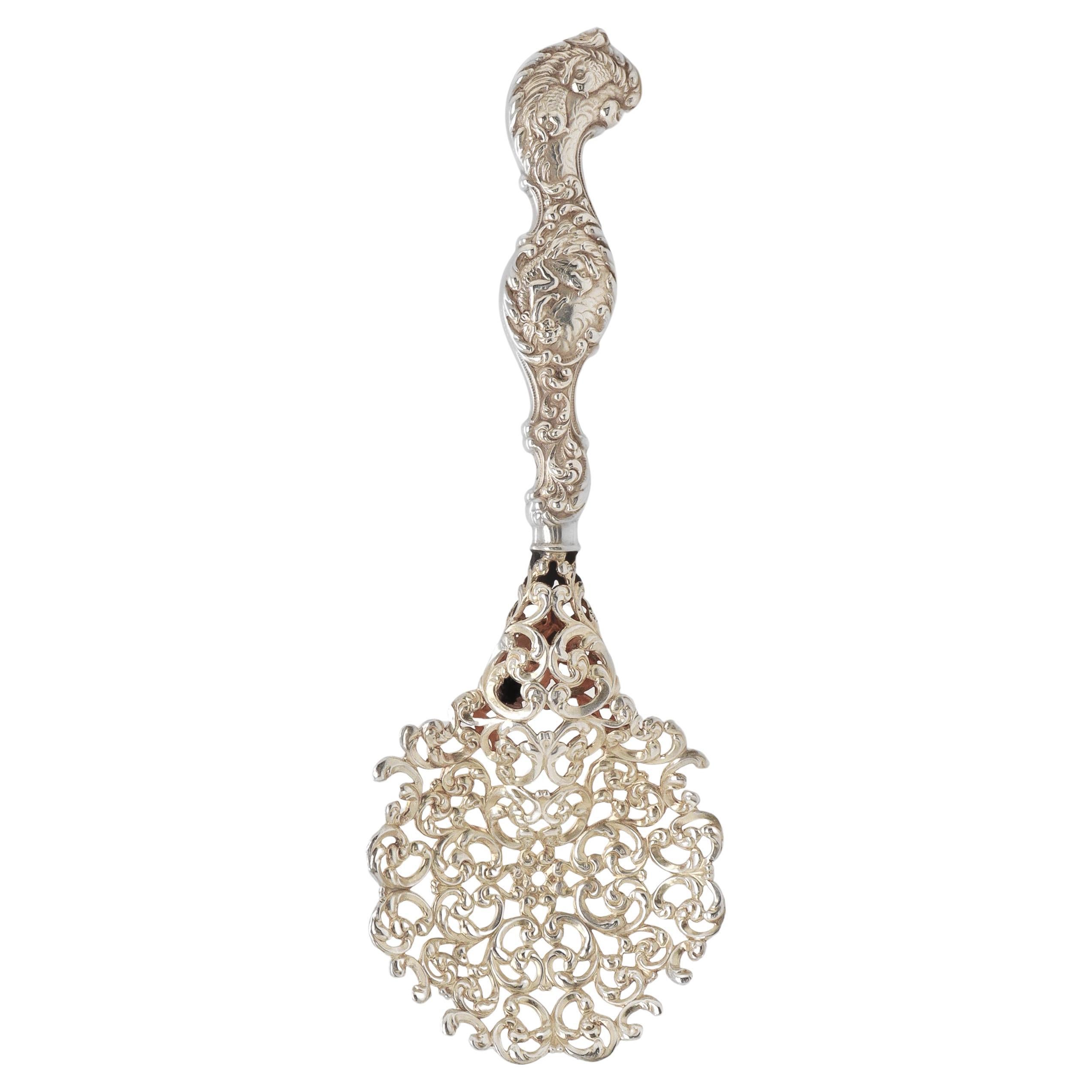 Un raffinato cucchiaio da noce o da bon bon americano in stile Art Nouveau.

In argento sterling.

Da Unger Bros. 

Con un manico figurato cavo con Cupido e un pesce  (che sembra essere una variante di Loves Dream o Love Disarmed) e una rara ciotola