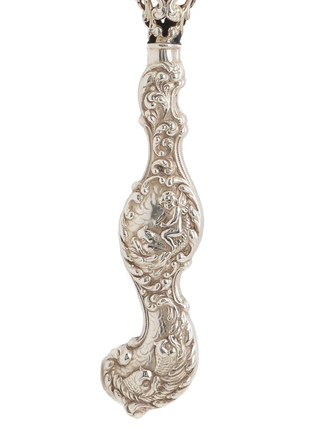 Art Nouveau Raro Unger Bros. Cucchiaio reticolato in argento sterling con manico di Cupido e pesce in vendita
