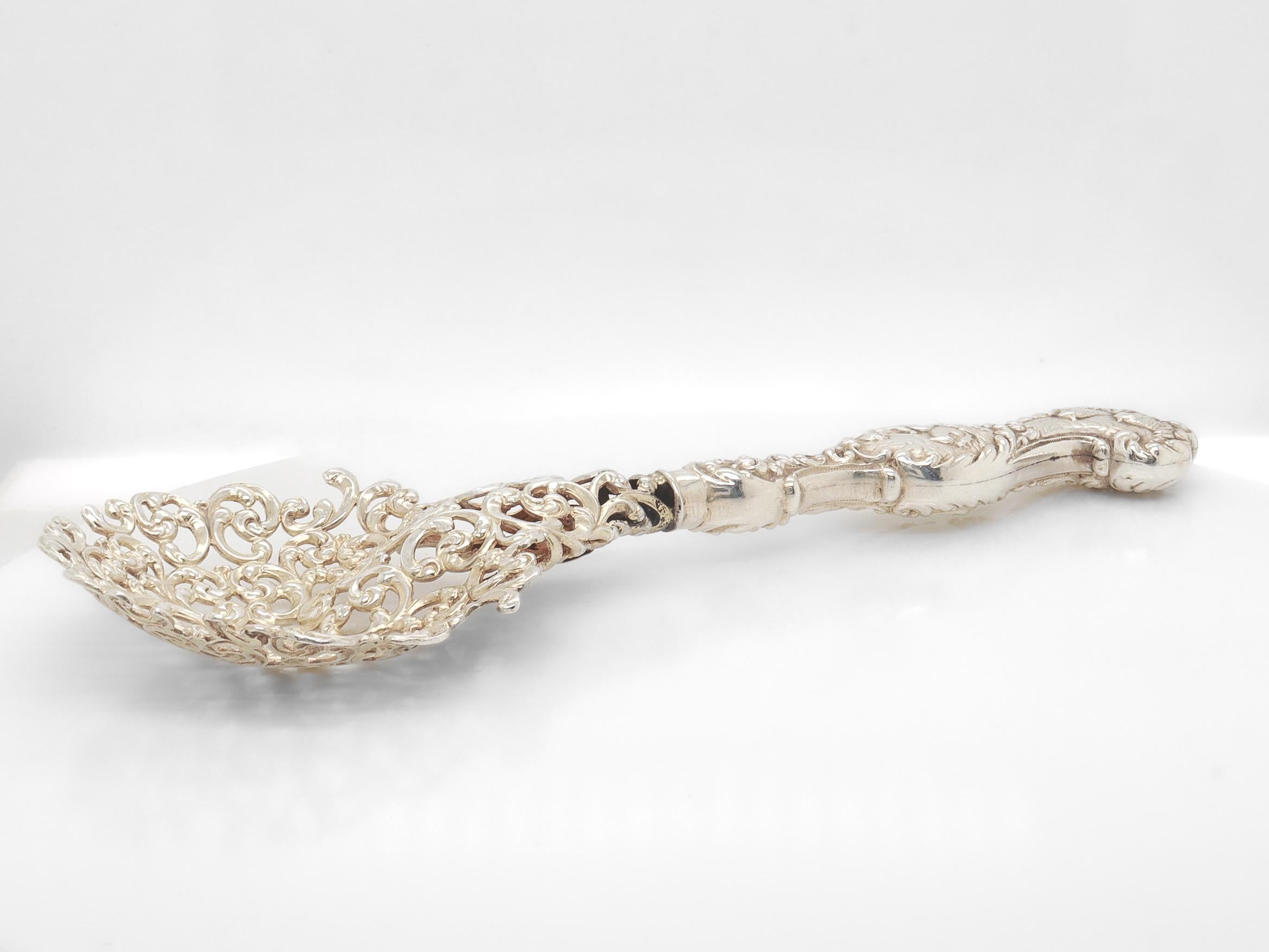 Americano Raro Unger Bros. Cucchiaio reticolato in argento sterling con manico di Cupido e pesce in vendita